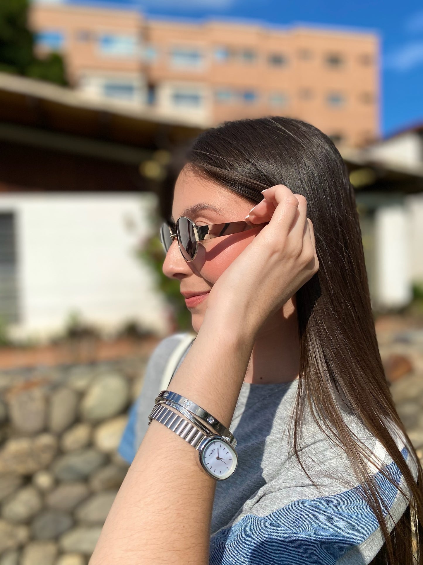 Reloj ovalado blanco con plateado