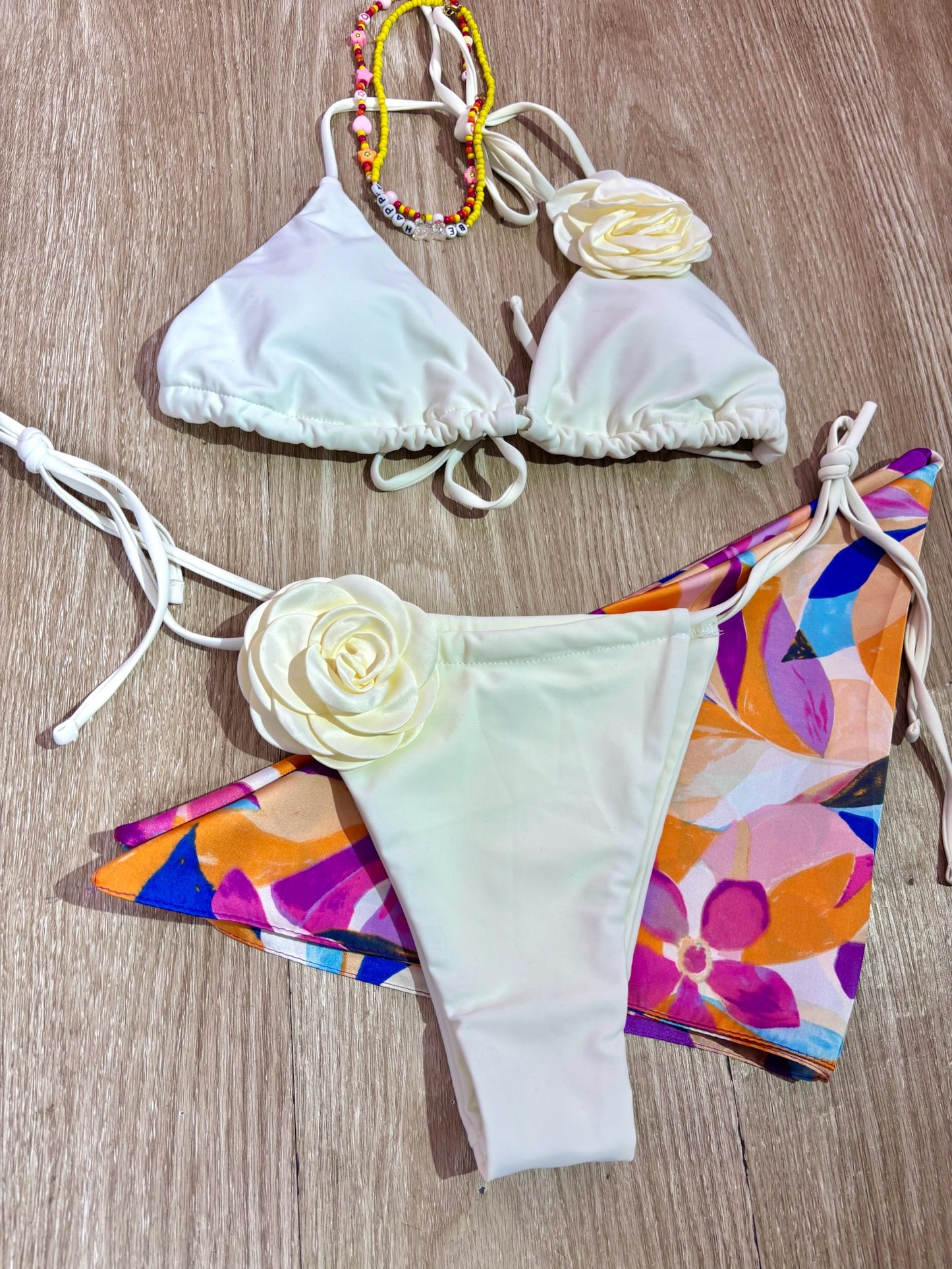 Traje de baño crema de copas triangular con tirantes de amarres y rosas