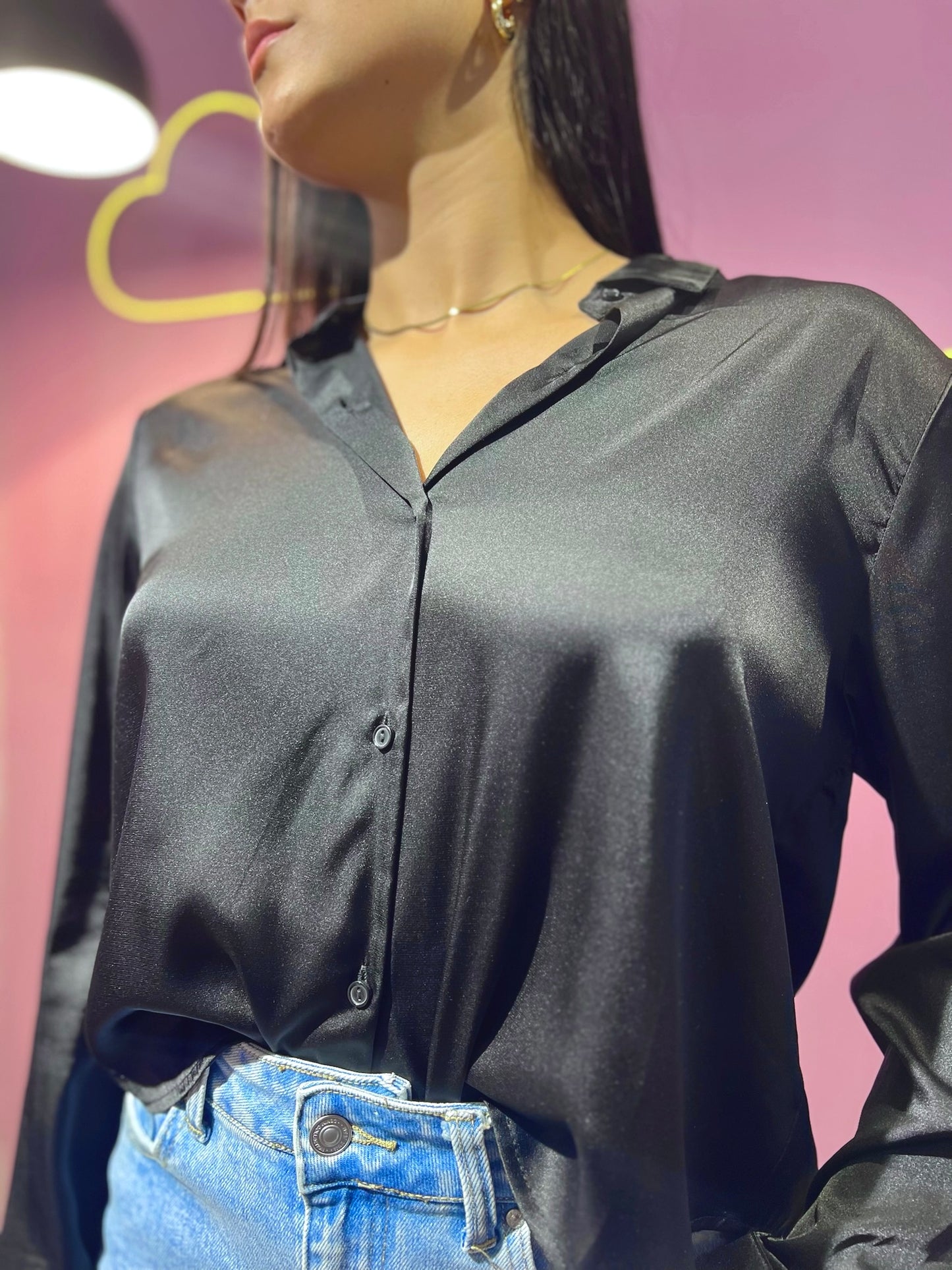 Camisa manga larga de seda brillante negra