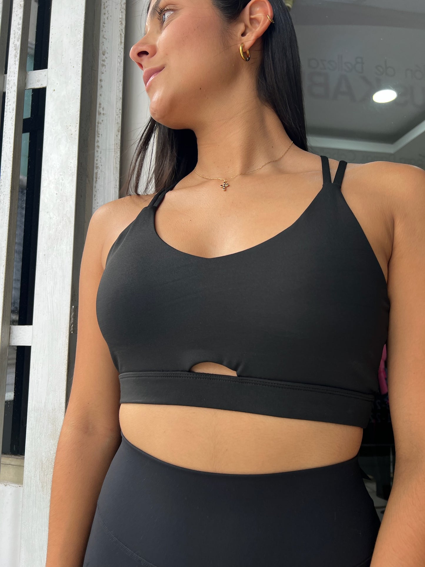 Top escote redondo negro con espalda de tirantes