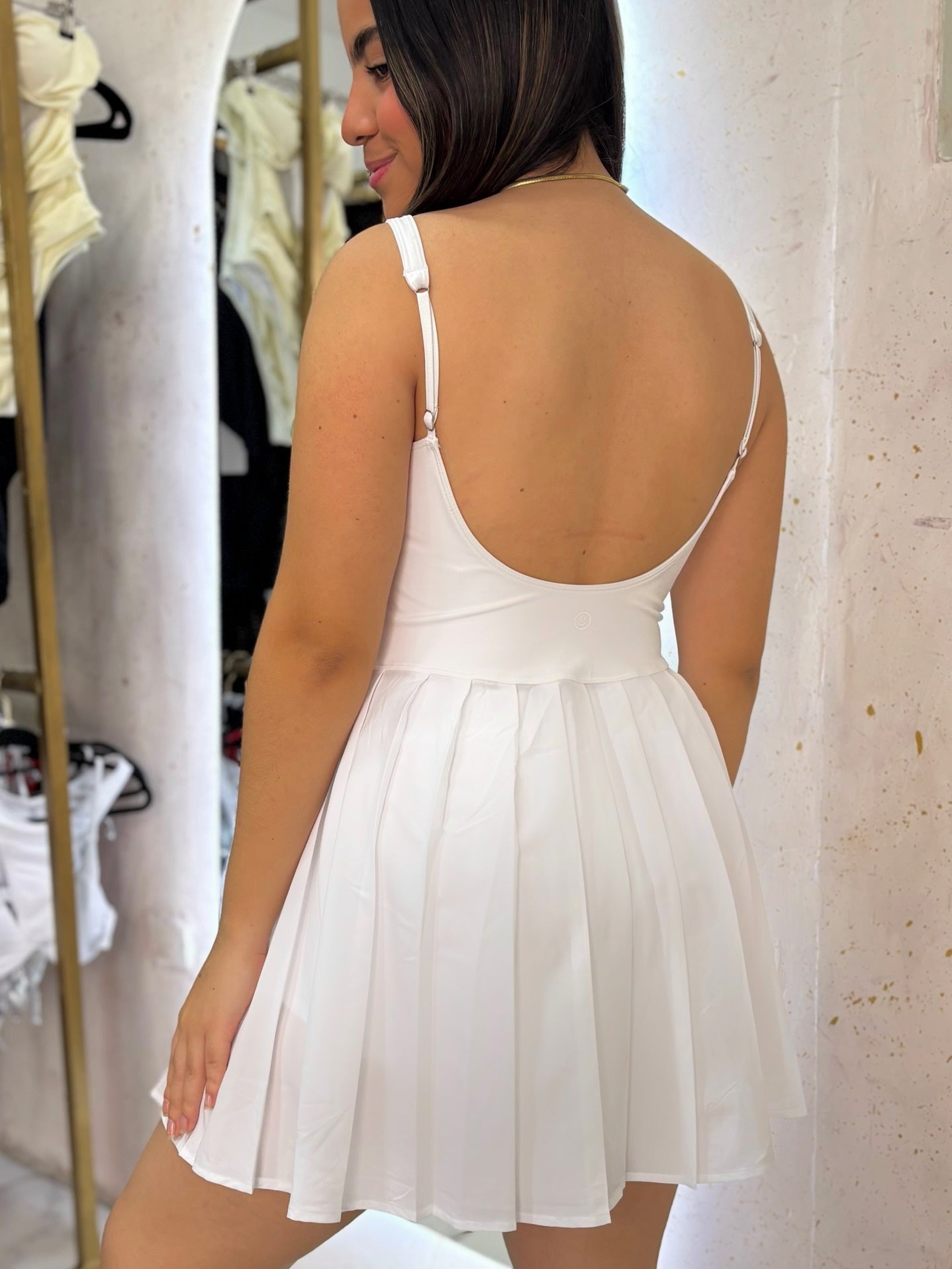 Vestido blanco con falda short plisada con escote en la espalda HOLLISTER