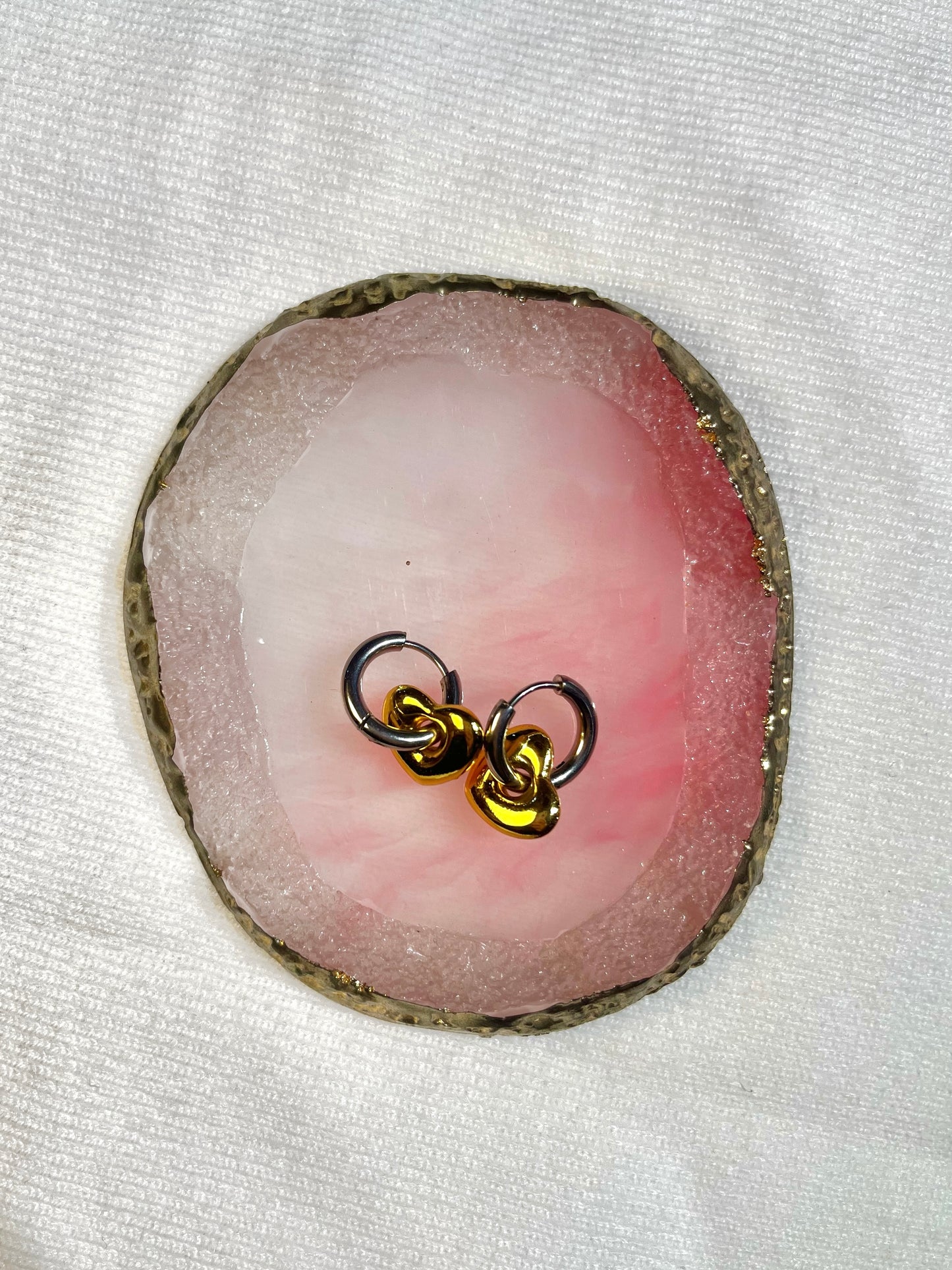 Argollas plateadas con corazón colgante dorado