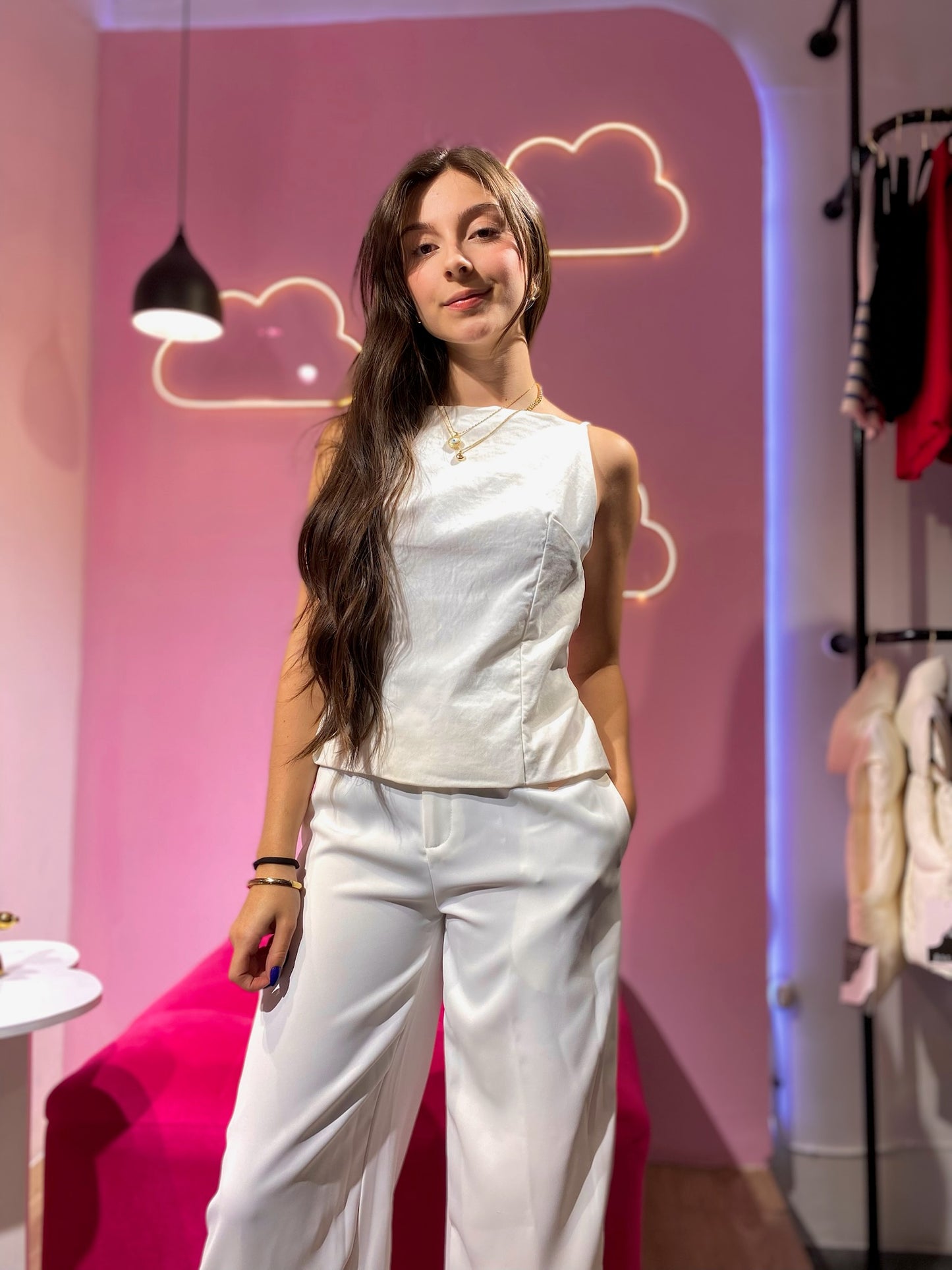 Top cuello alto y tirantes blanco de espalda descubierta