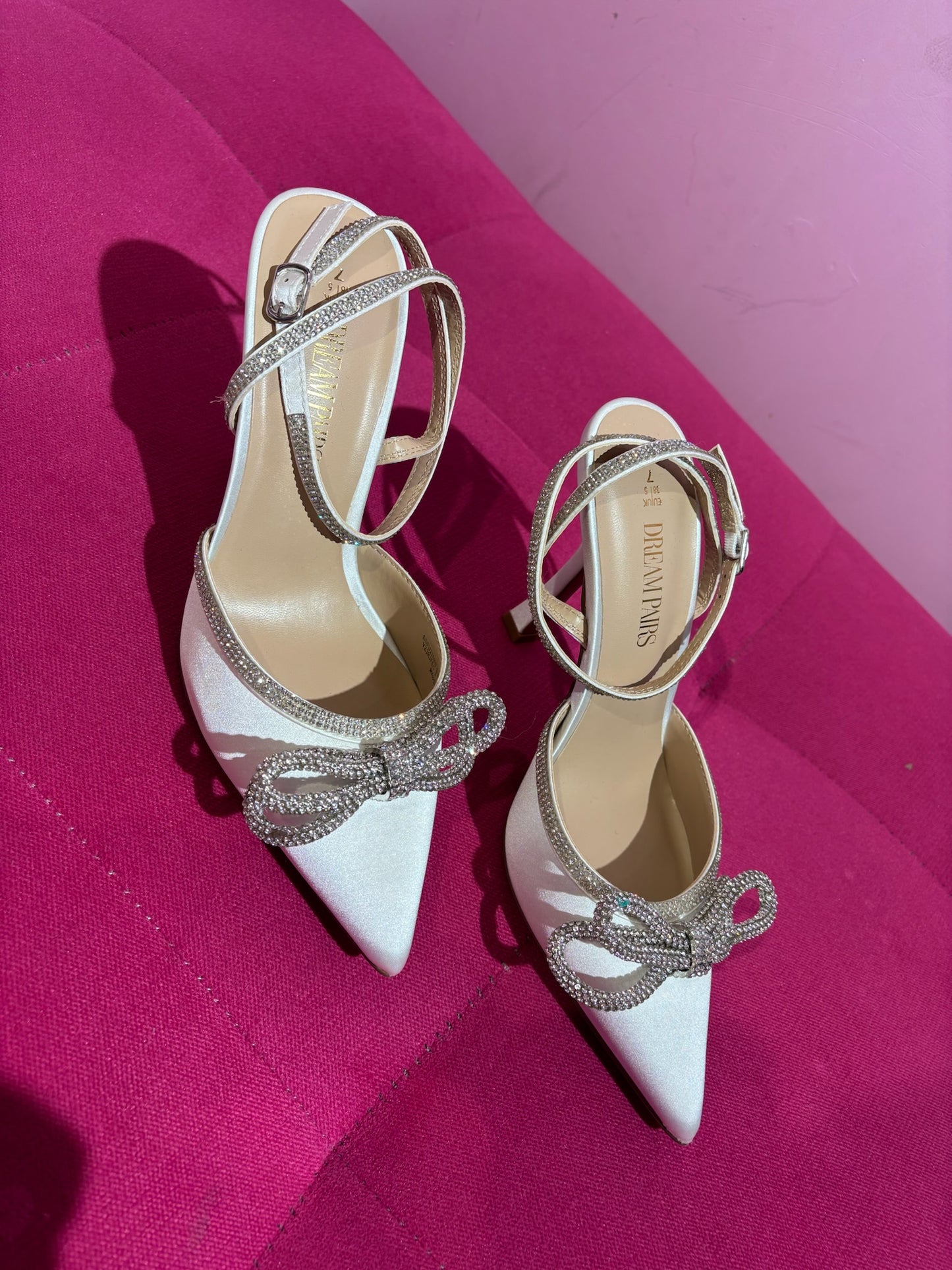 Sandalias stiletto blancas de lazo brillante