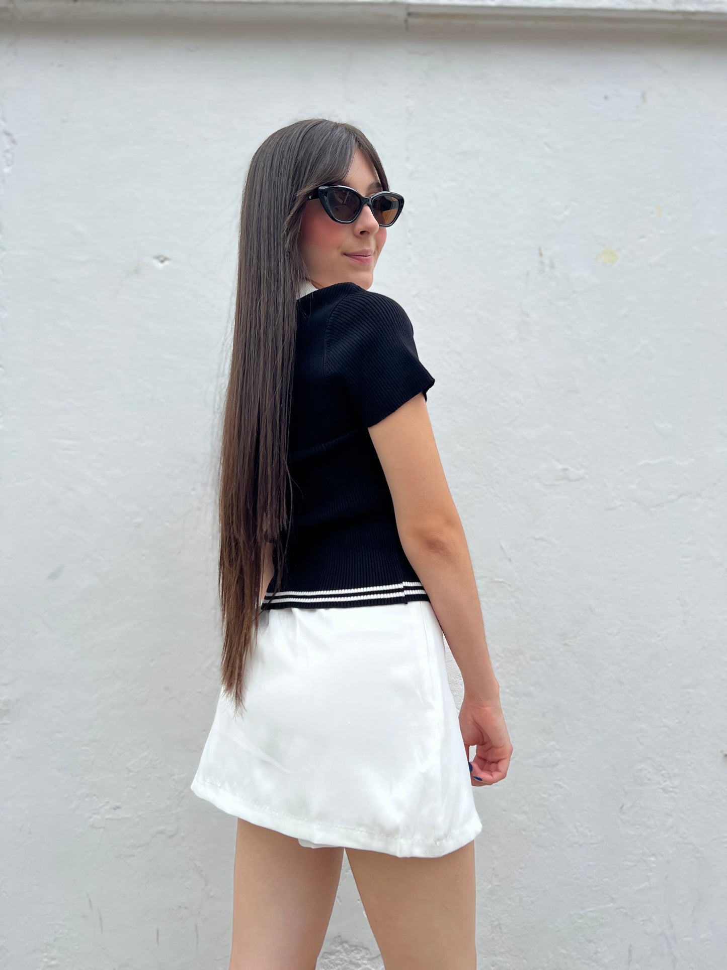 Falda short con abertura clásica blanca