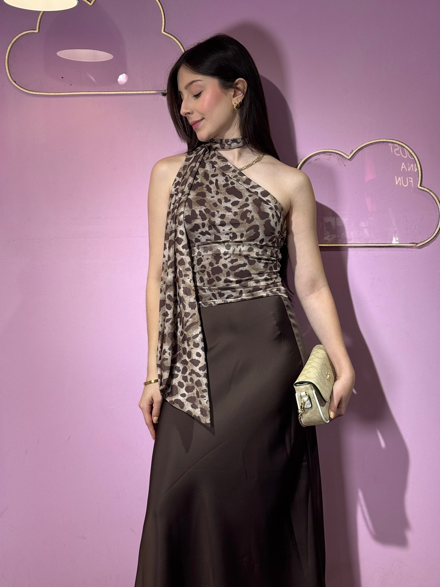 Top asimétrico animal print con tirante en el cuello