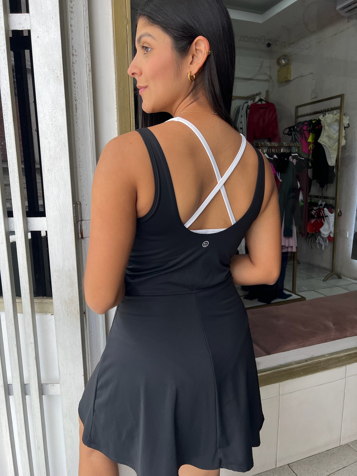 Vestido negro deportivo con top blanco y espalda de tirantes HOLLISTER