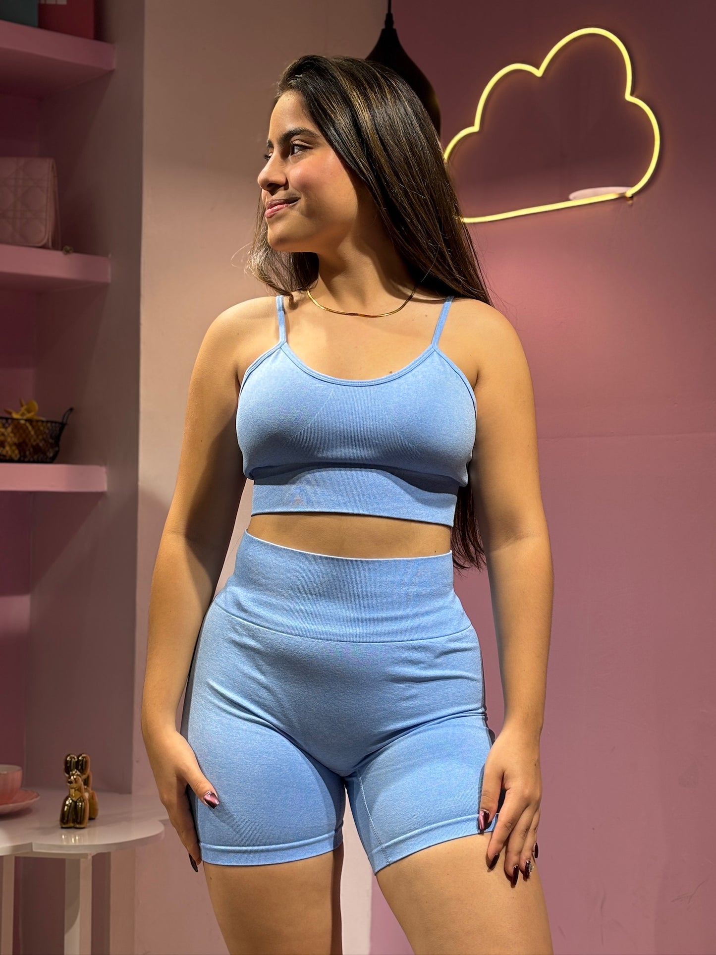 Set deportivo de top y short azul claro