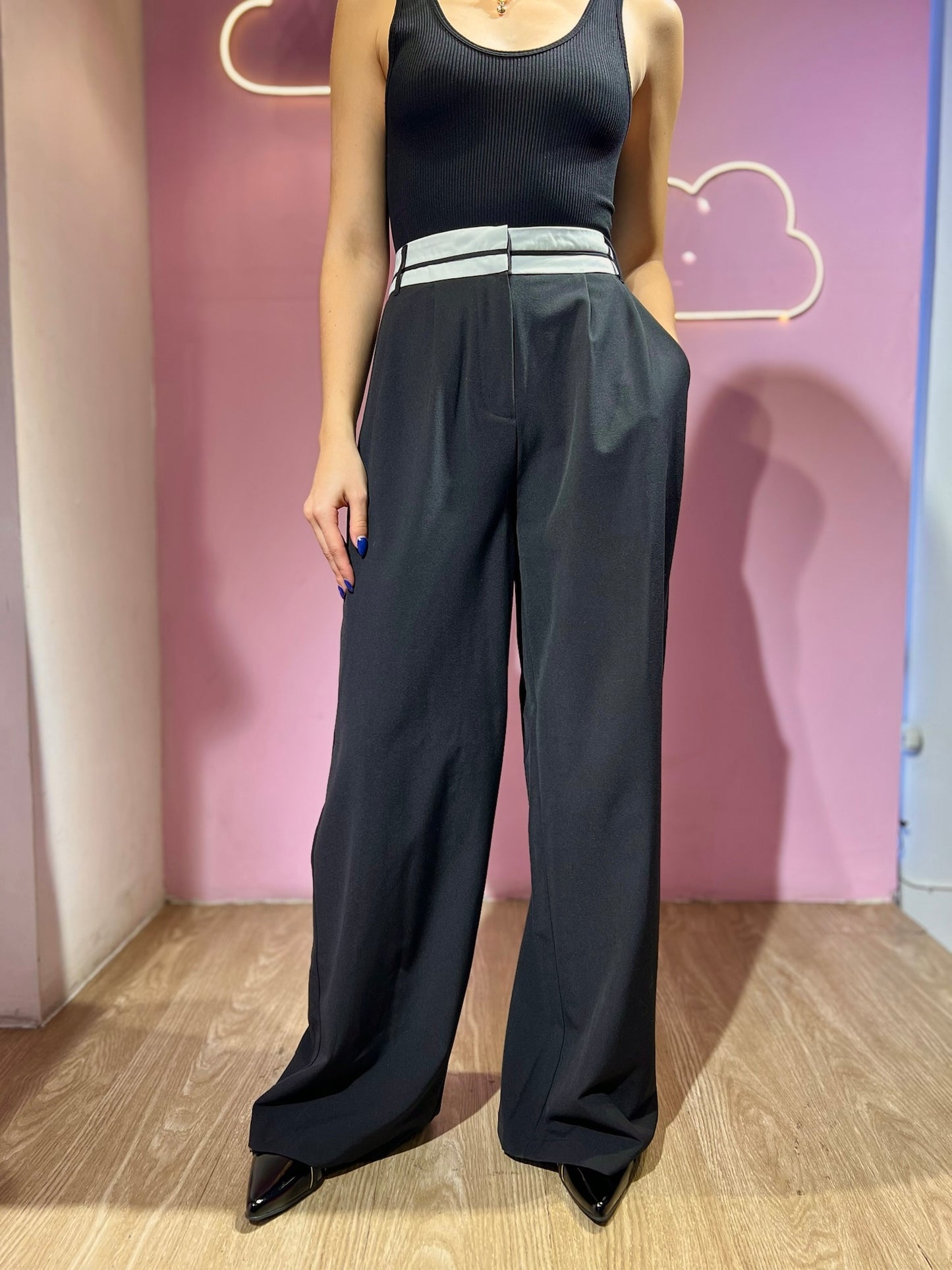 Pantalón de vestir palazzo negro de doble pretina blanca