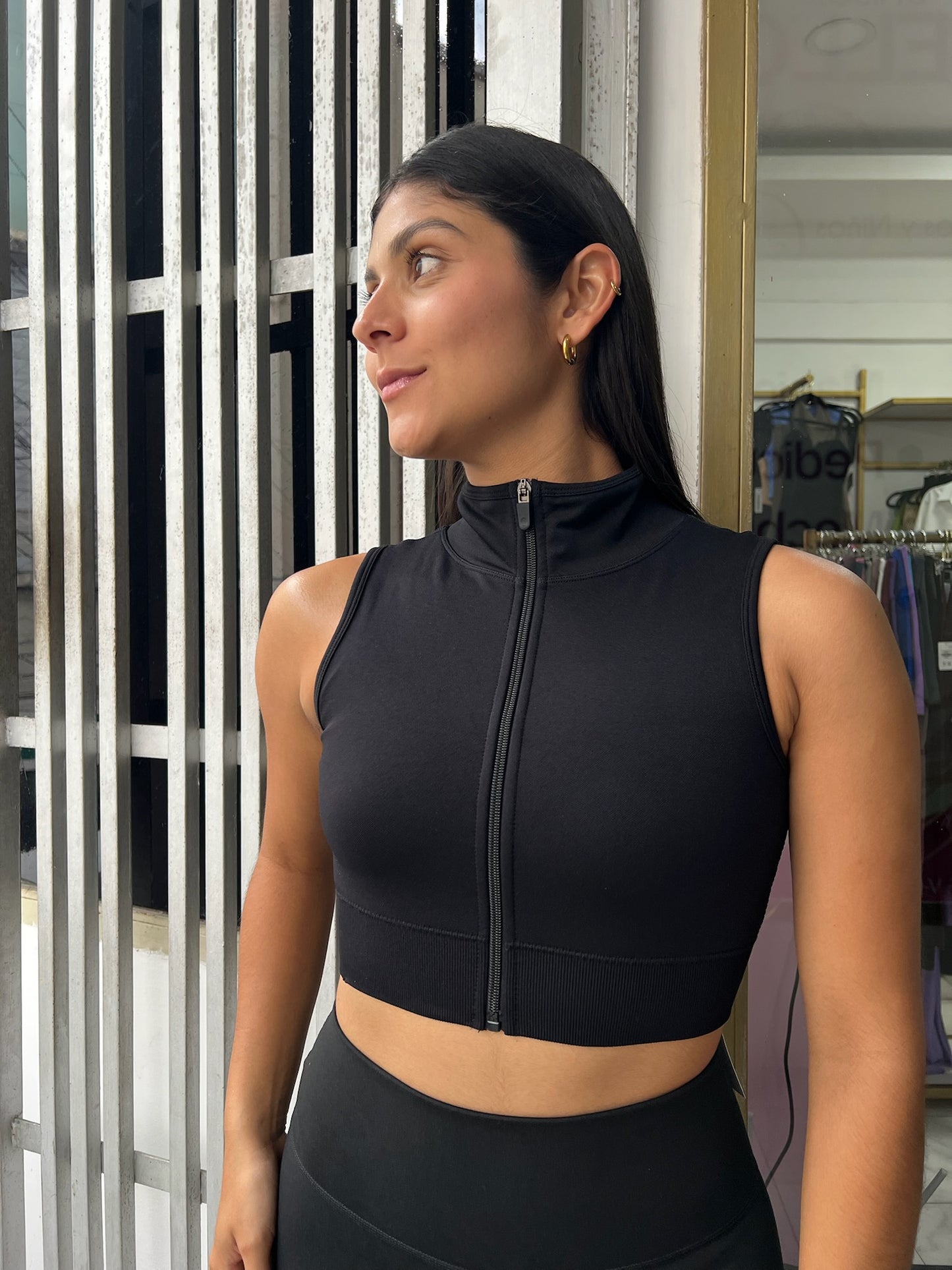 Top halter con cierre delantero negro