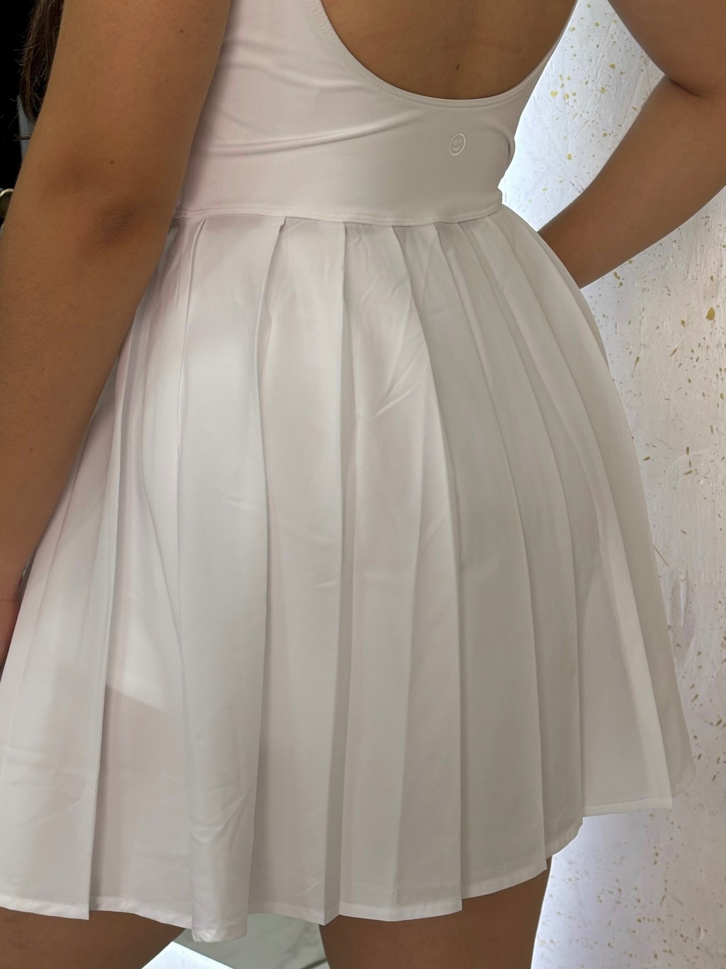 Vestido blanco con falda short plisada con escote en la espalda HOLLISTER