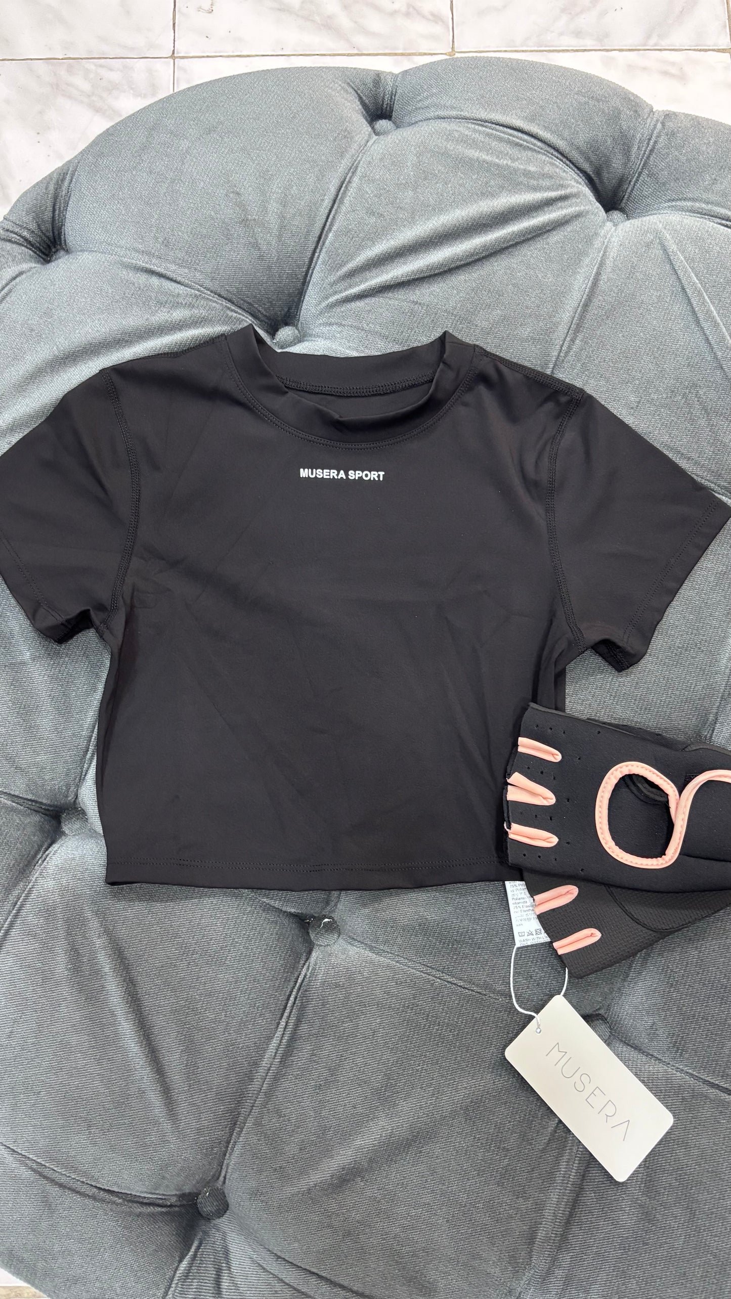 Top manga corta deportivo con letras blancas MUSERA negro