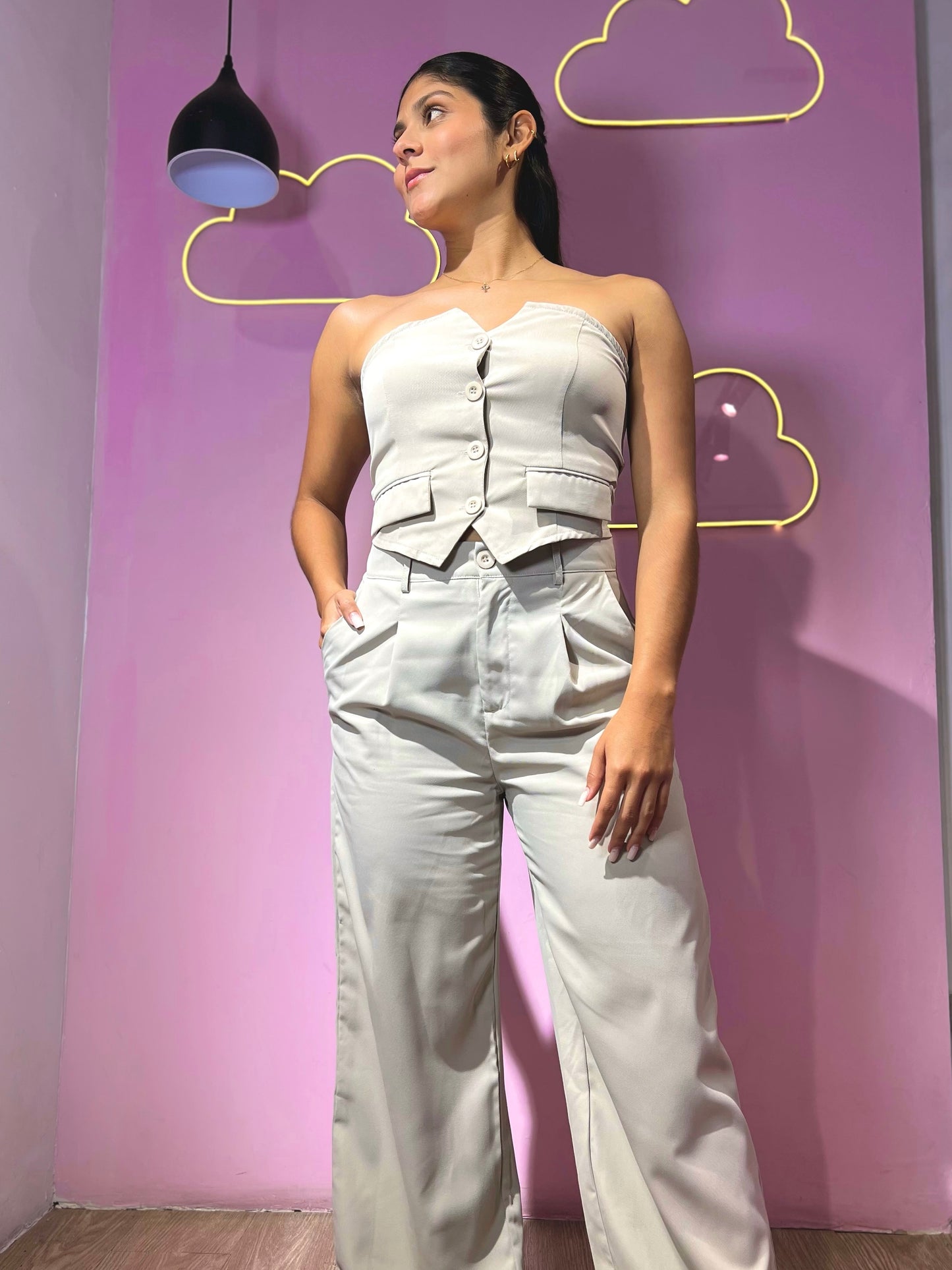Set de top strapless y pantalón beige