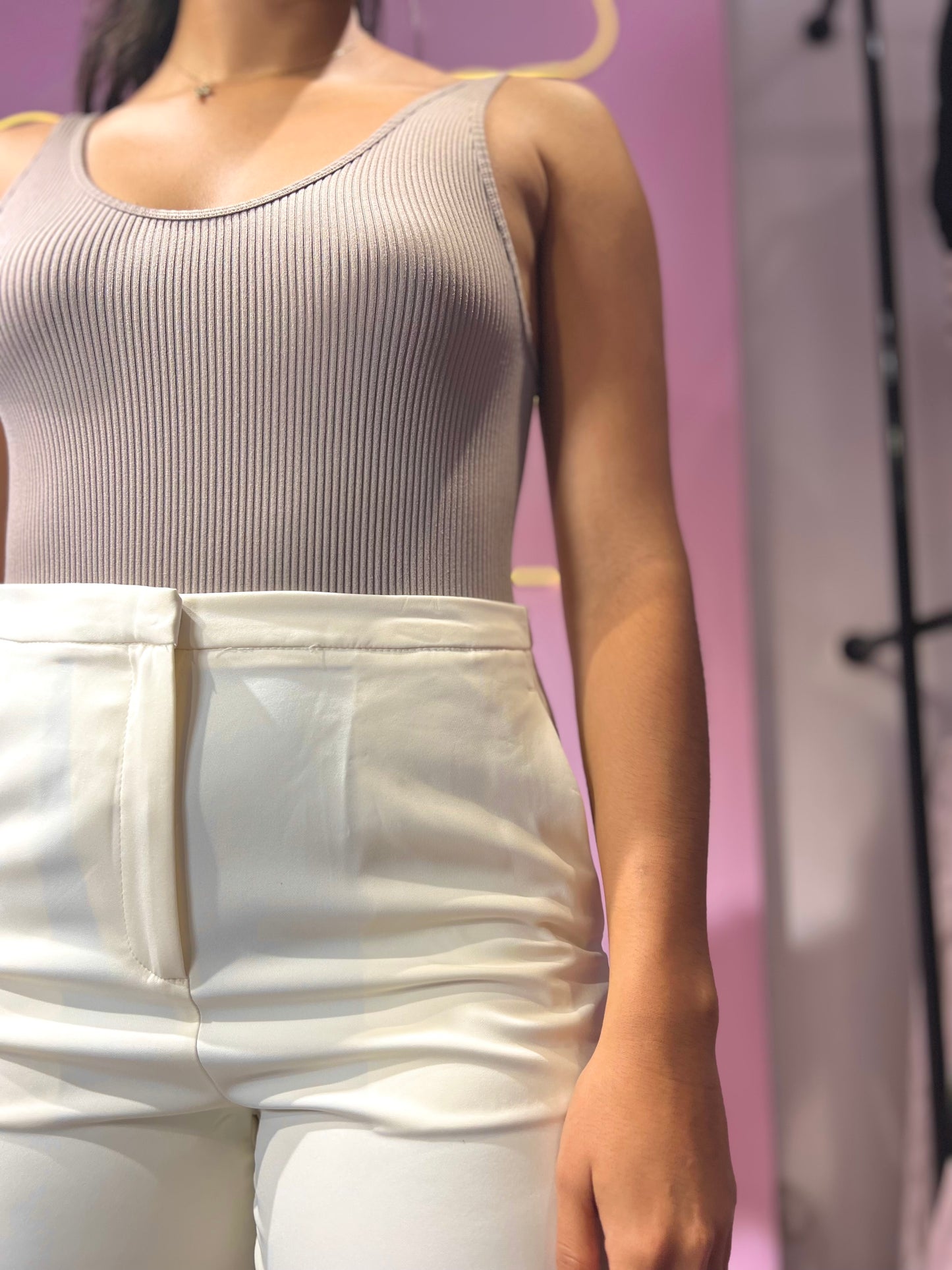 Pantalón wide leg de vestir de tonalidad crema Love Tree