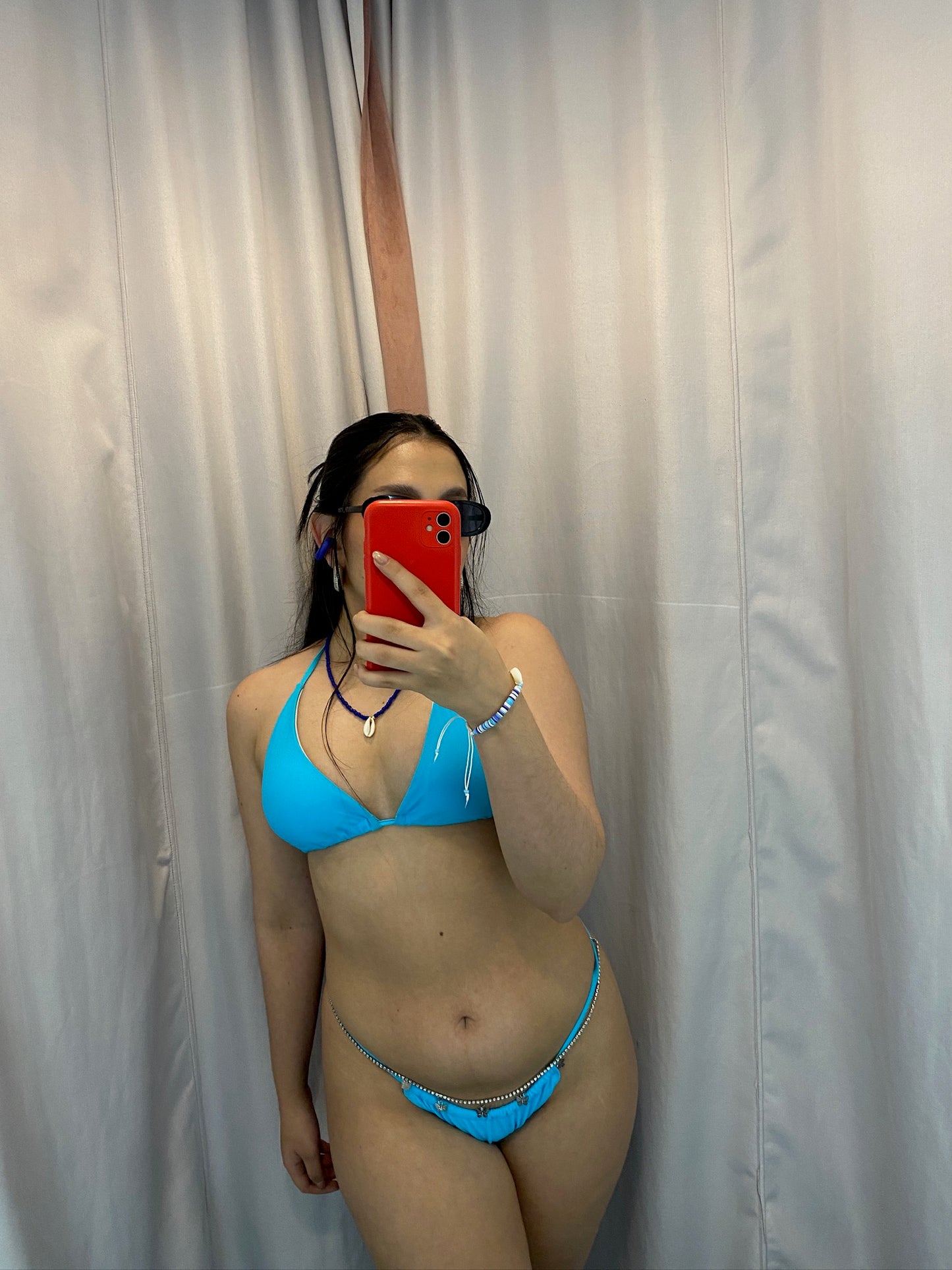 Traje da baño azul claro con cadena de mariposa