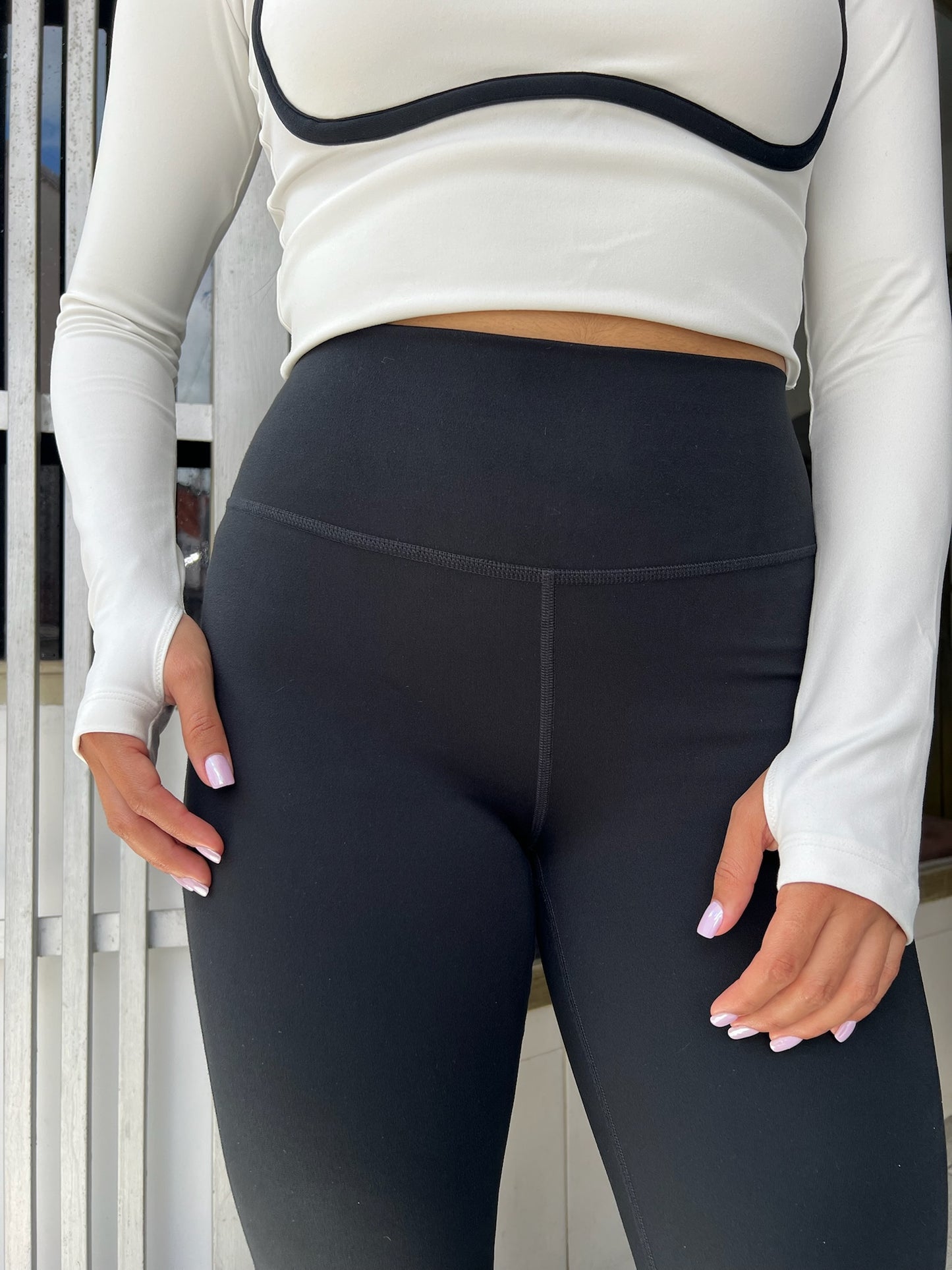 Top manga larga deportivo blanco con bordes en el busto negro HOLLISTER