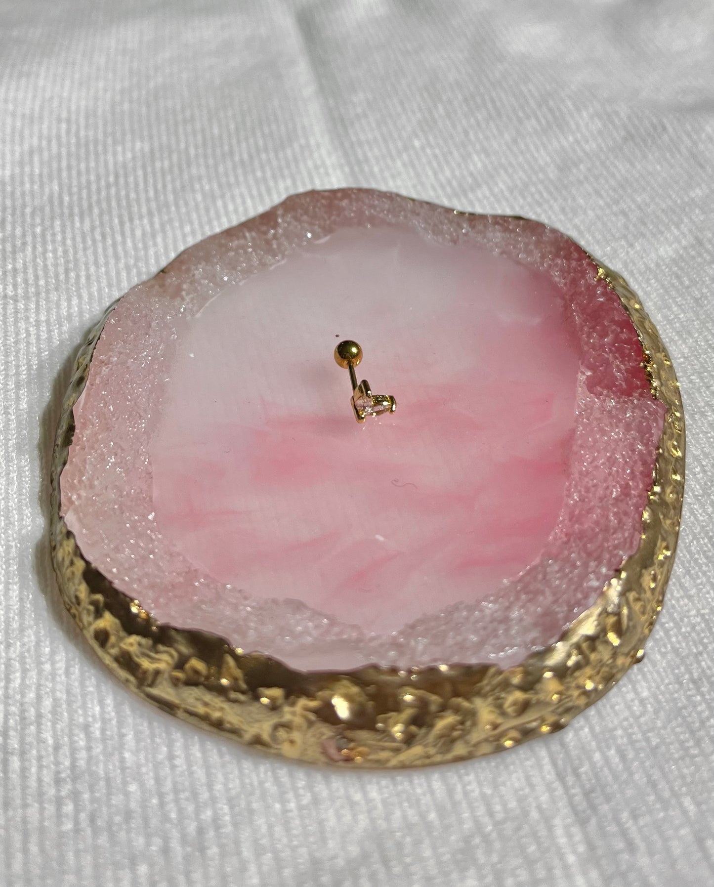 Piercing de pedrería dorado