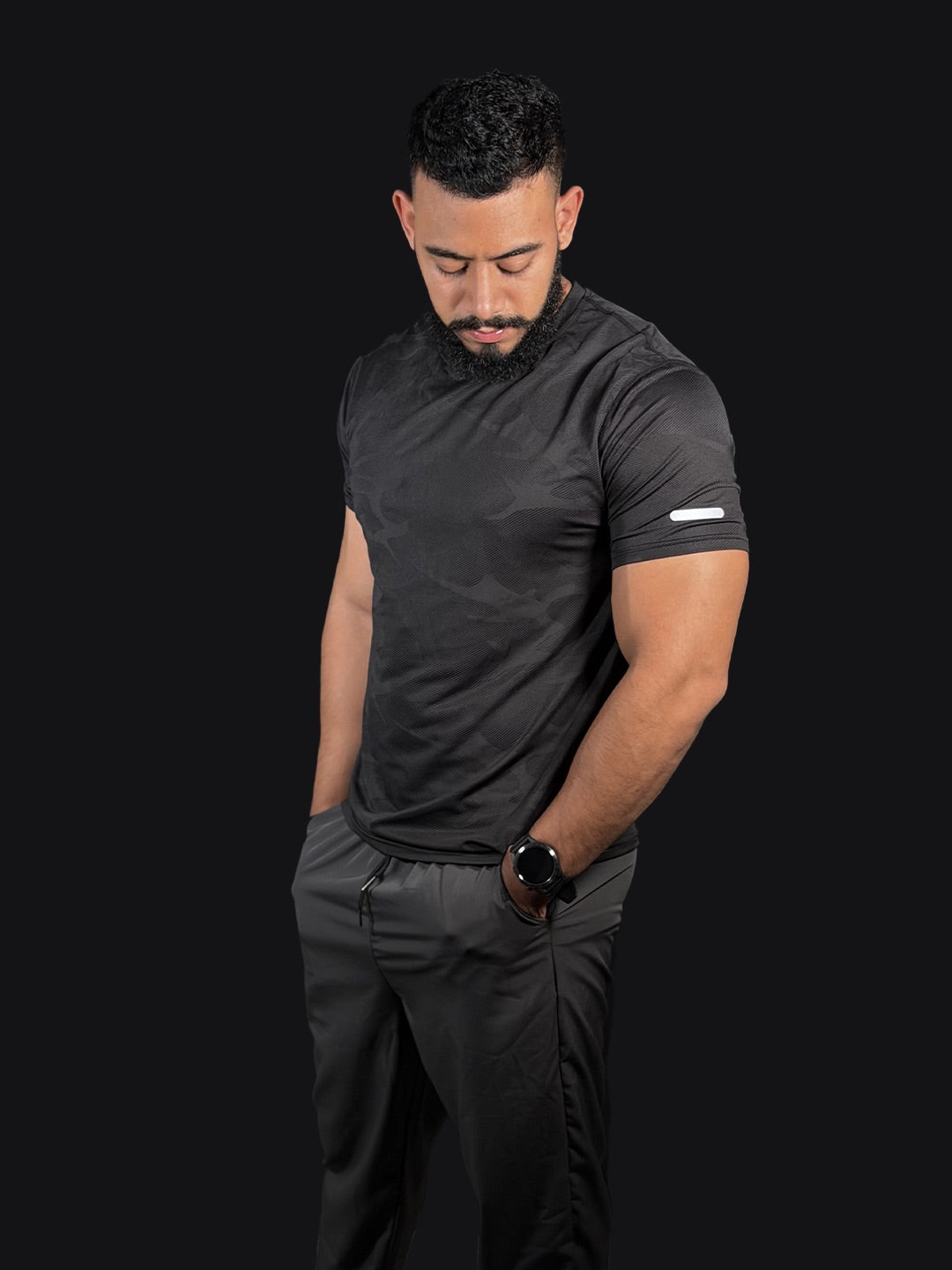 Jogger de cordón negro y puño en la bota impermeable deportivo gris oscuro