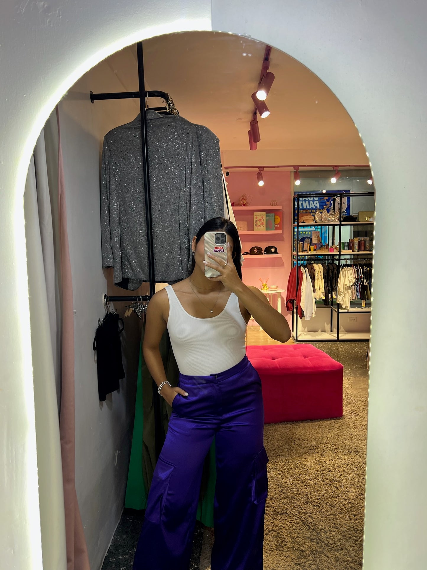 Pantalón cargo de satén violeta con broche