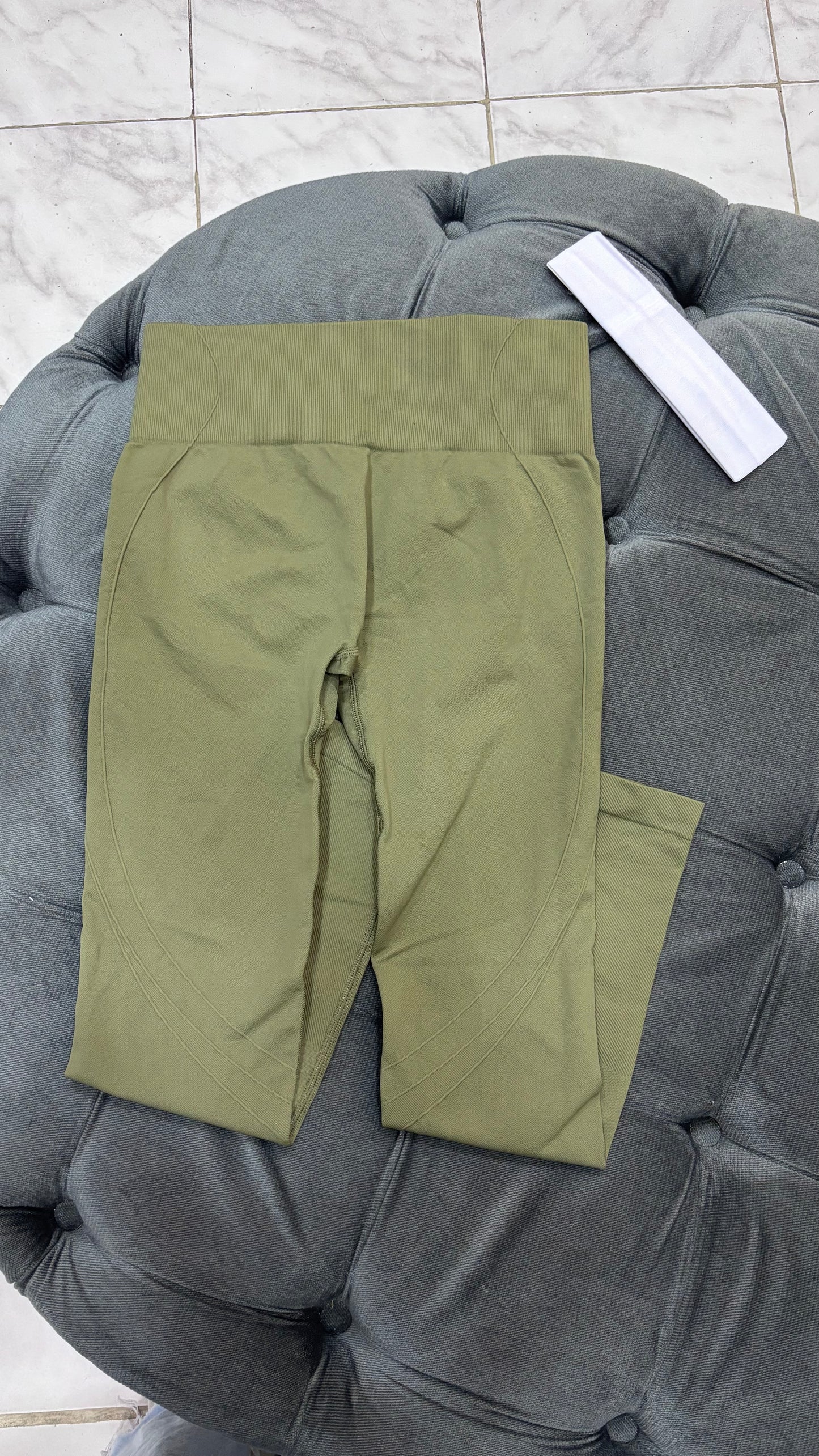 Legging con letras plateadas deportivo MUSERA verde militar