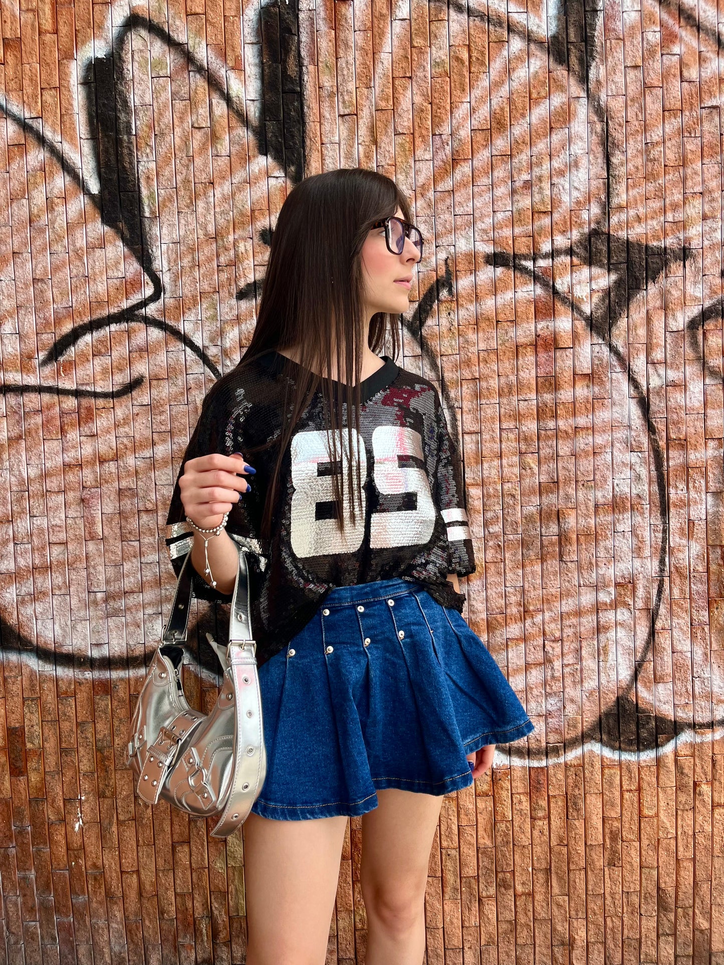 T-shirt negra de lentejuelas con estampado