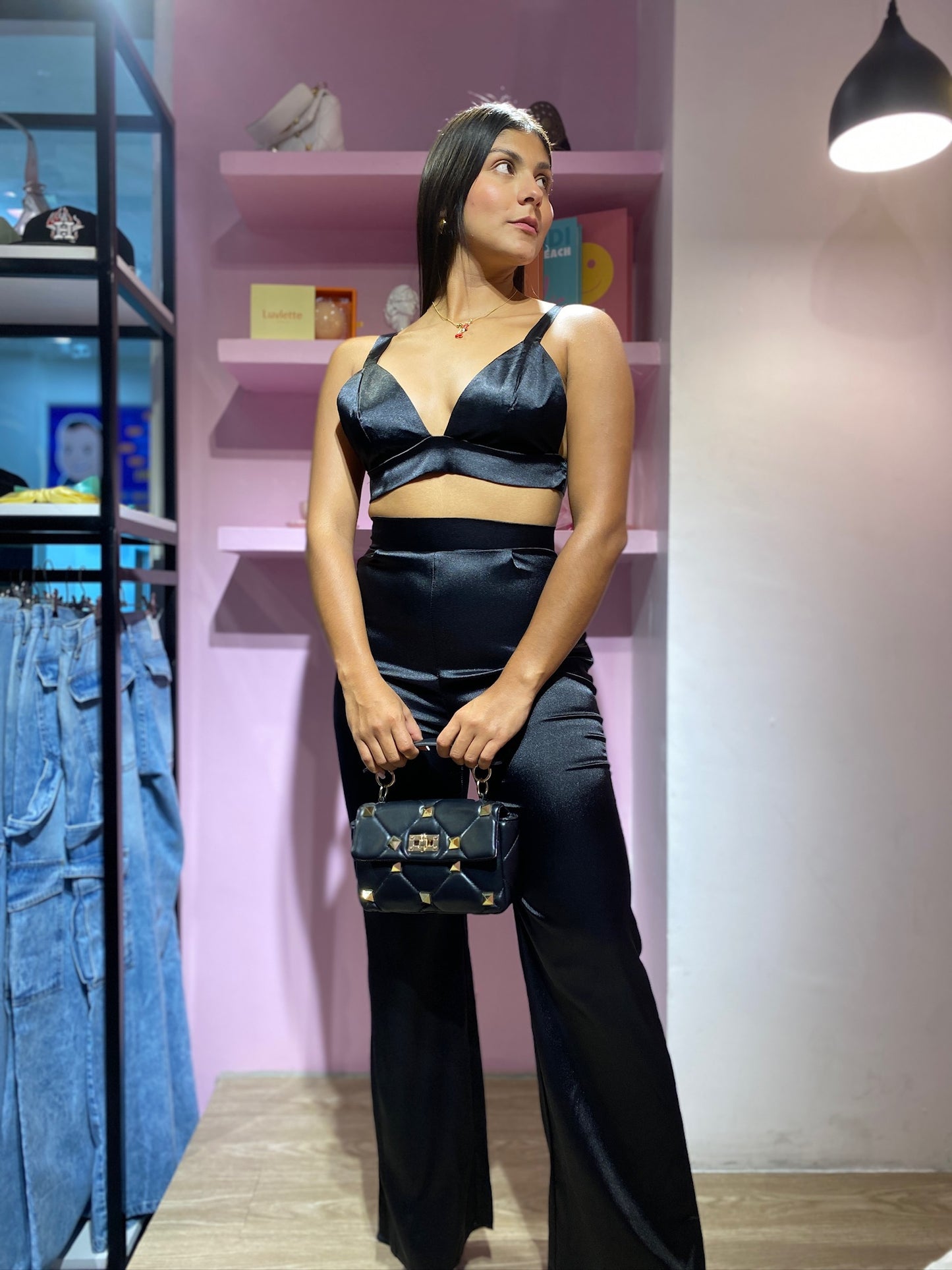 Cartera negra de taches dorados