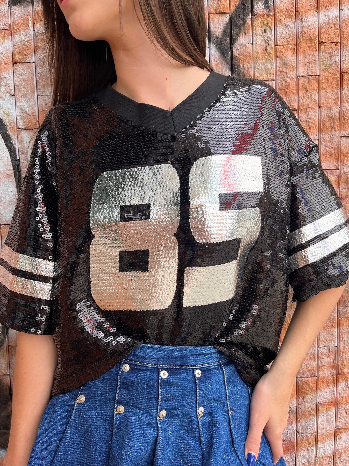 T-shirt negra de lentejuelas con estampado