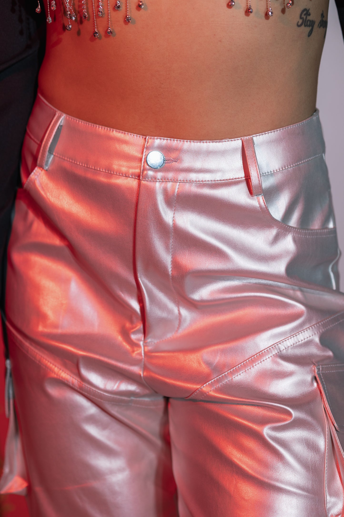 Pantalón metálico cargo de 4 bolsillos plateado