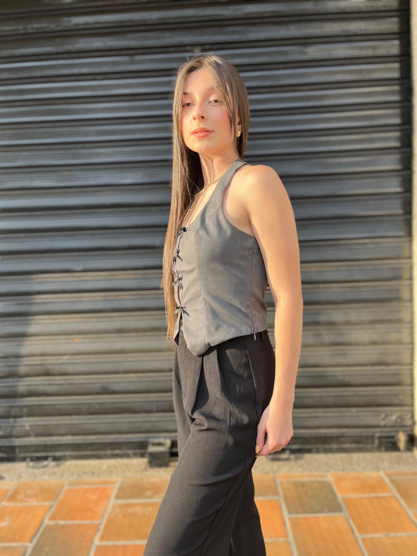 Chaleco al cuello con lazos frontales gris