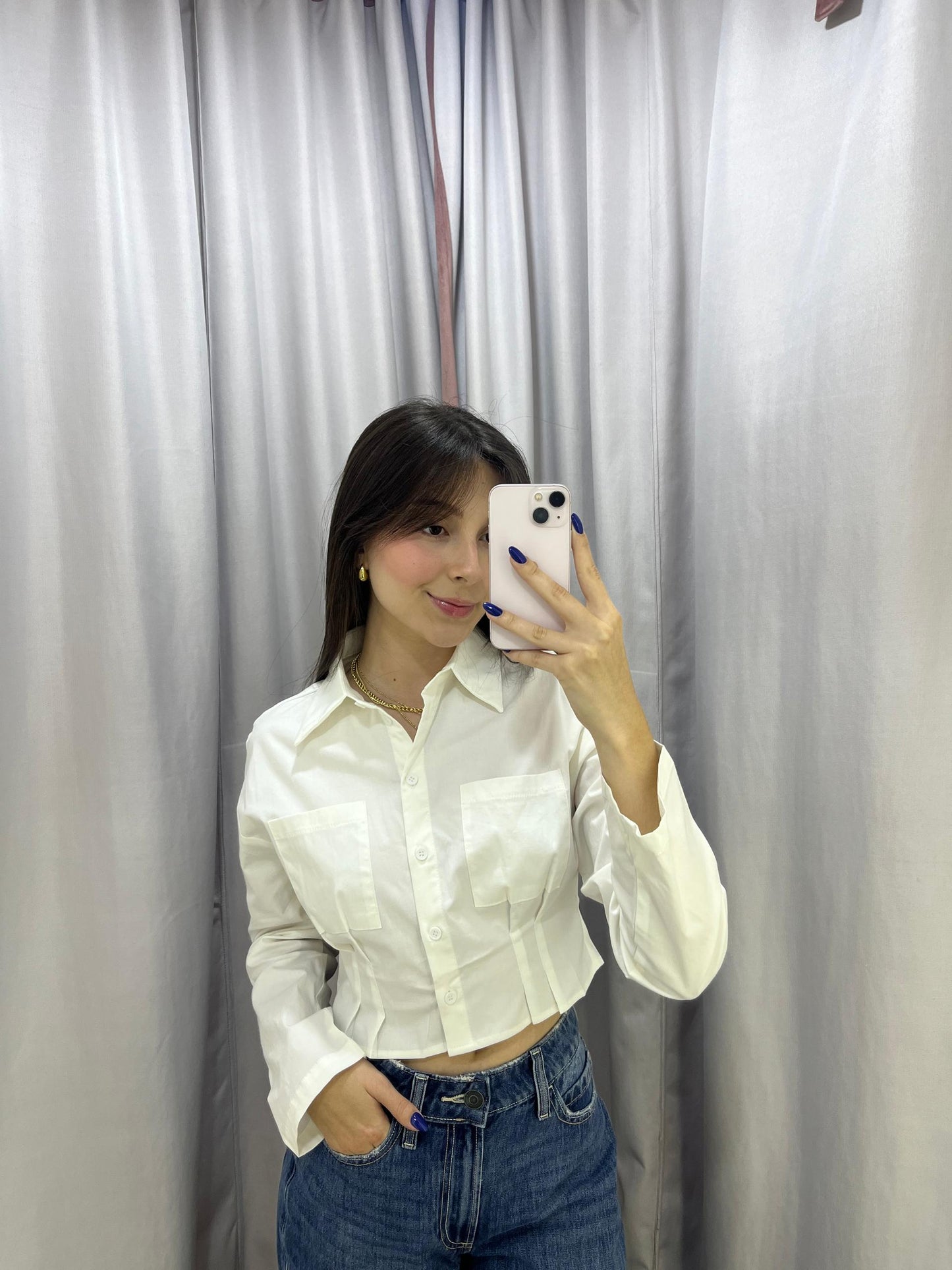 Camisa blanca de bolsillos delanteros