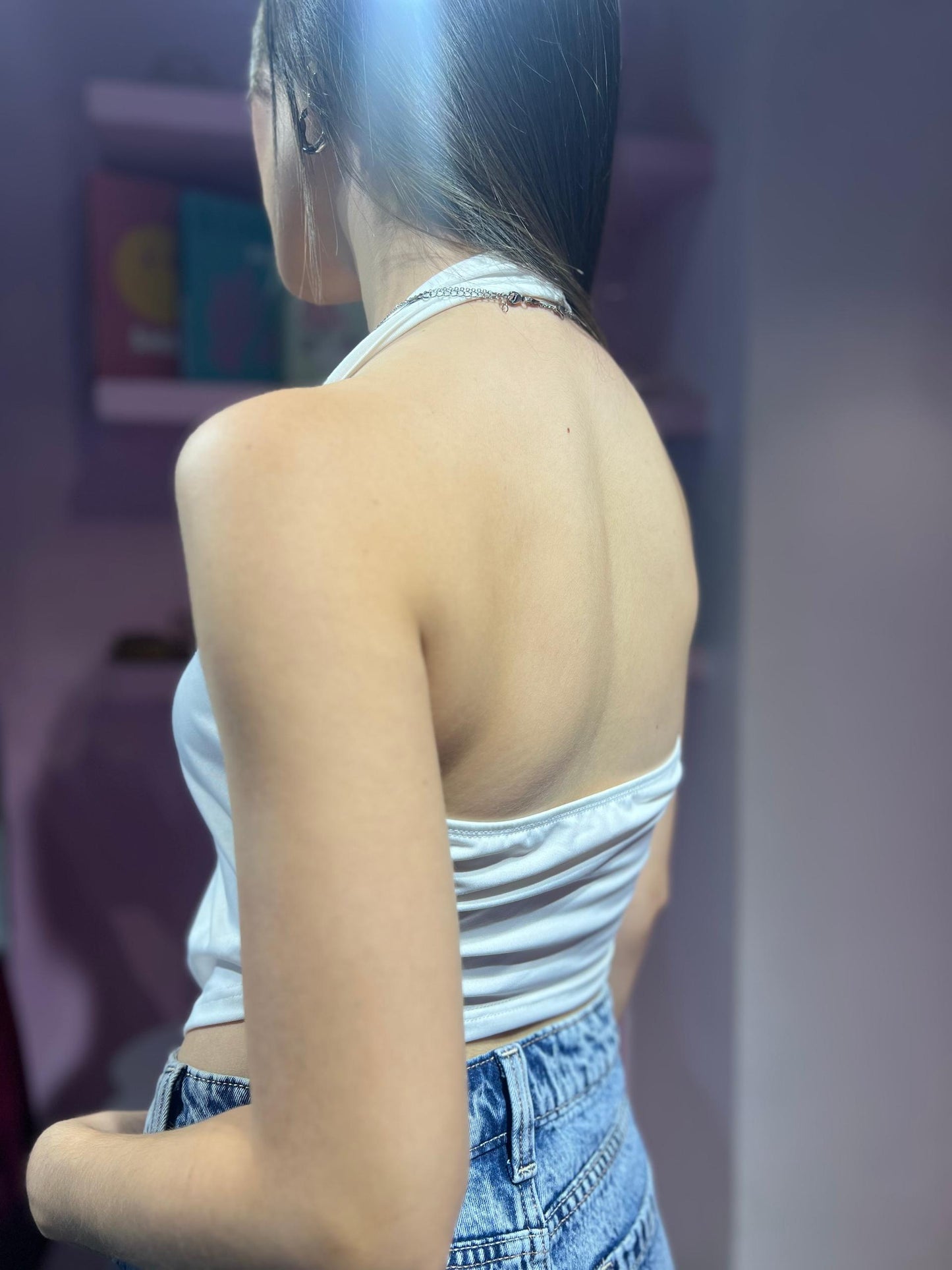 Top de tirantes al cuello y espalda descubierta blanco con hebilla plateada