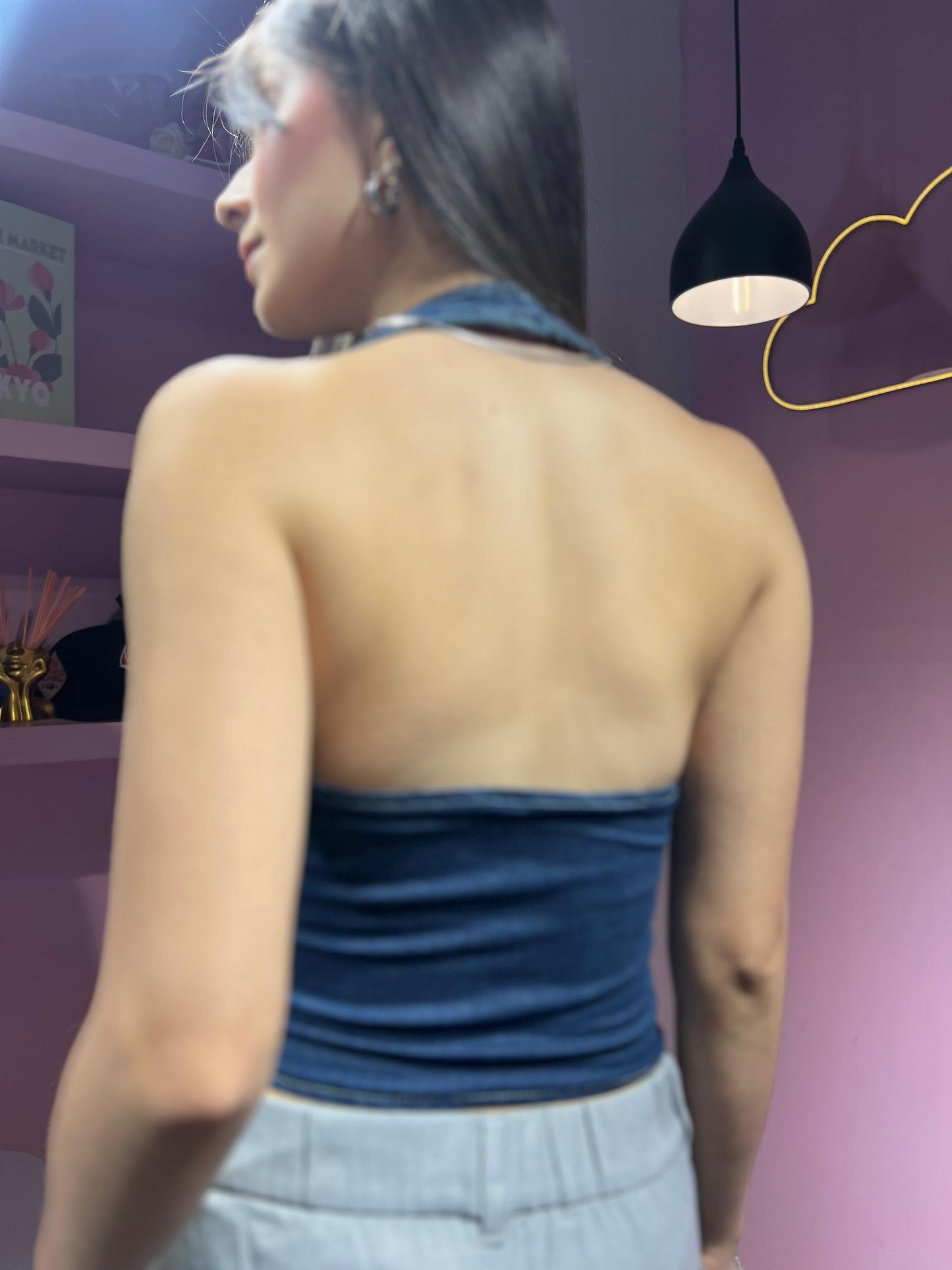 Top de tirantes al cuello de denim oscuro y cierre frontal