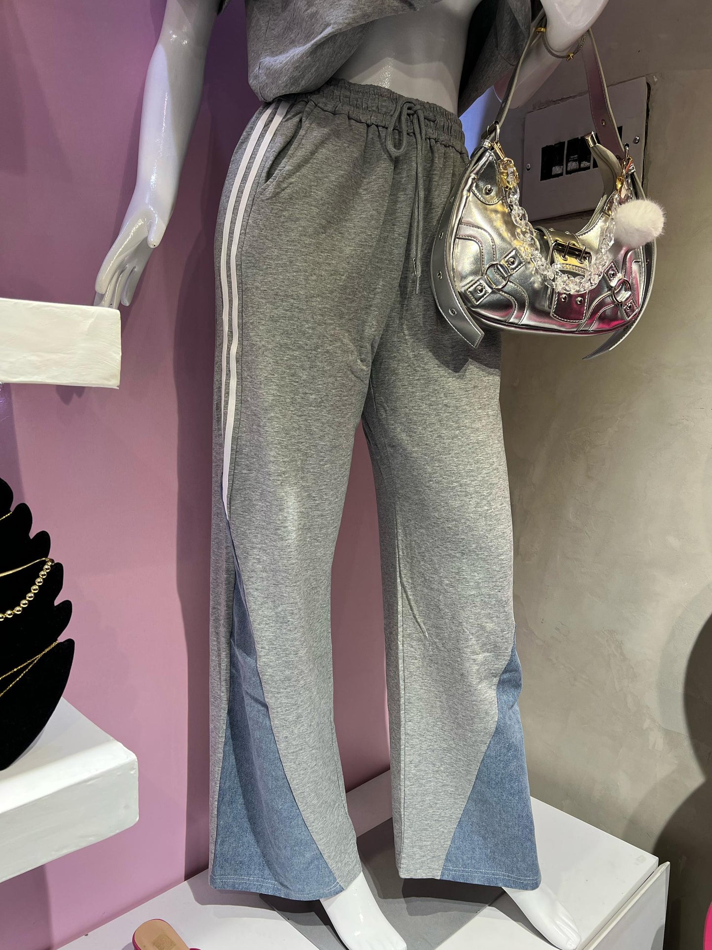 Set de jogger y tshirt gris con denim