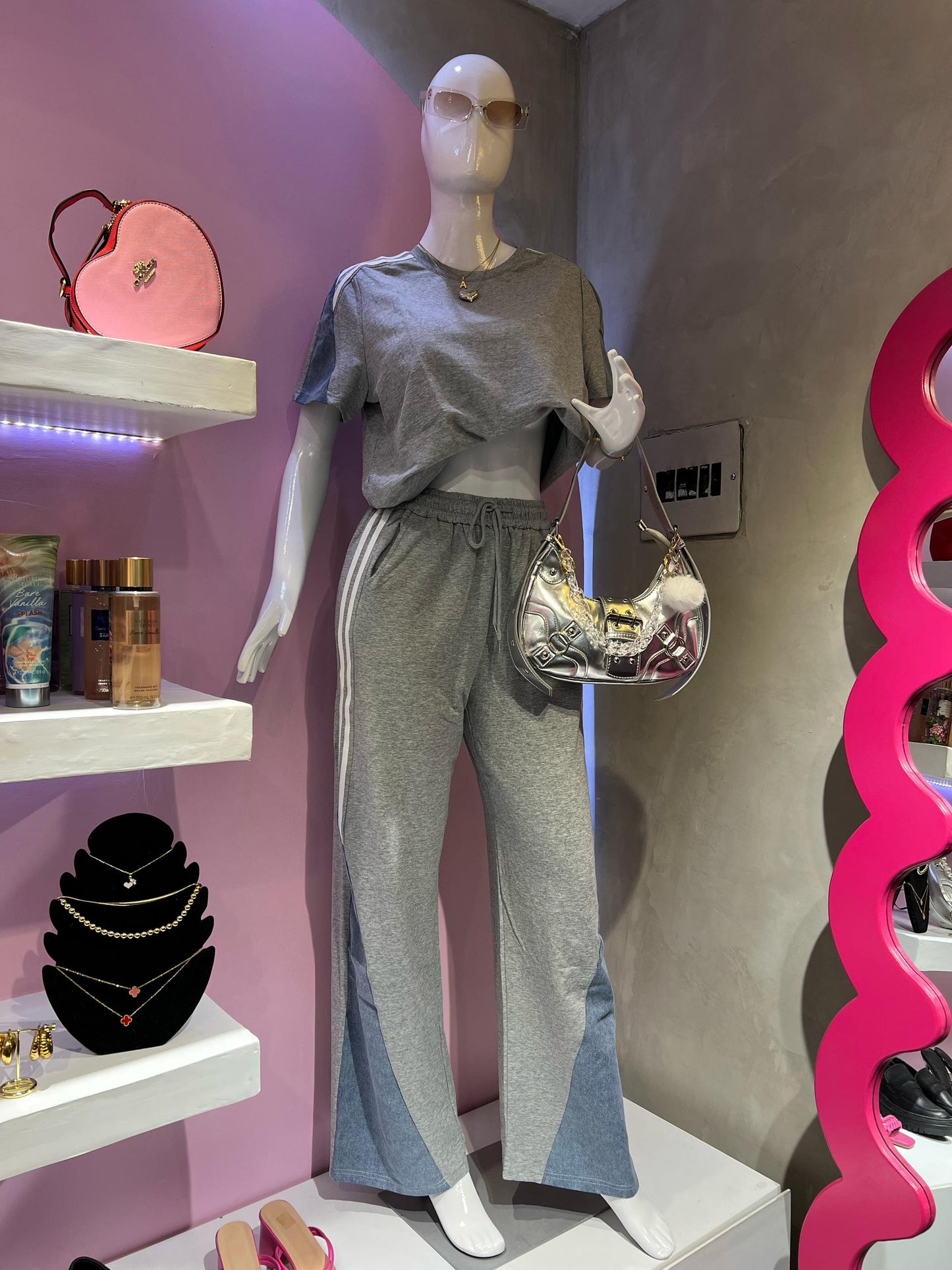 Set de jogger y tshirt gris con denim