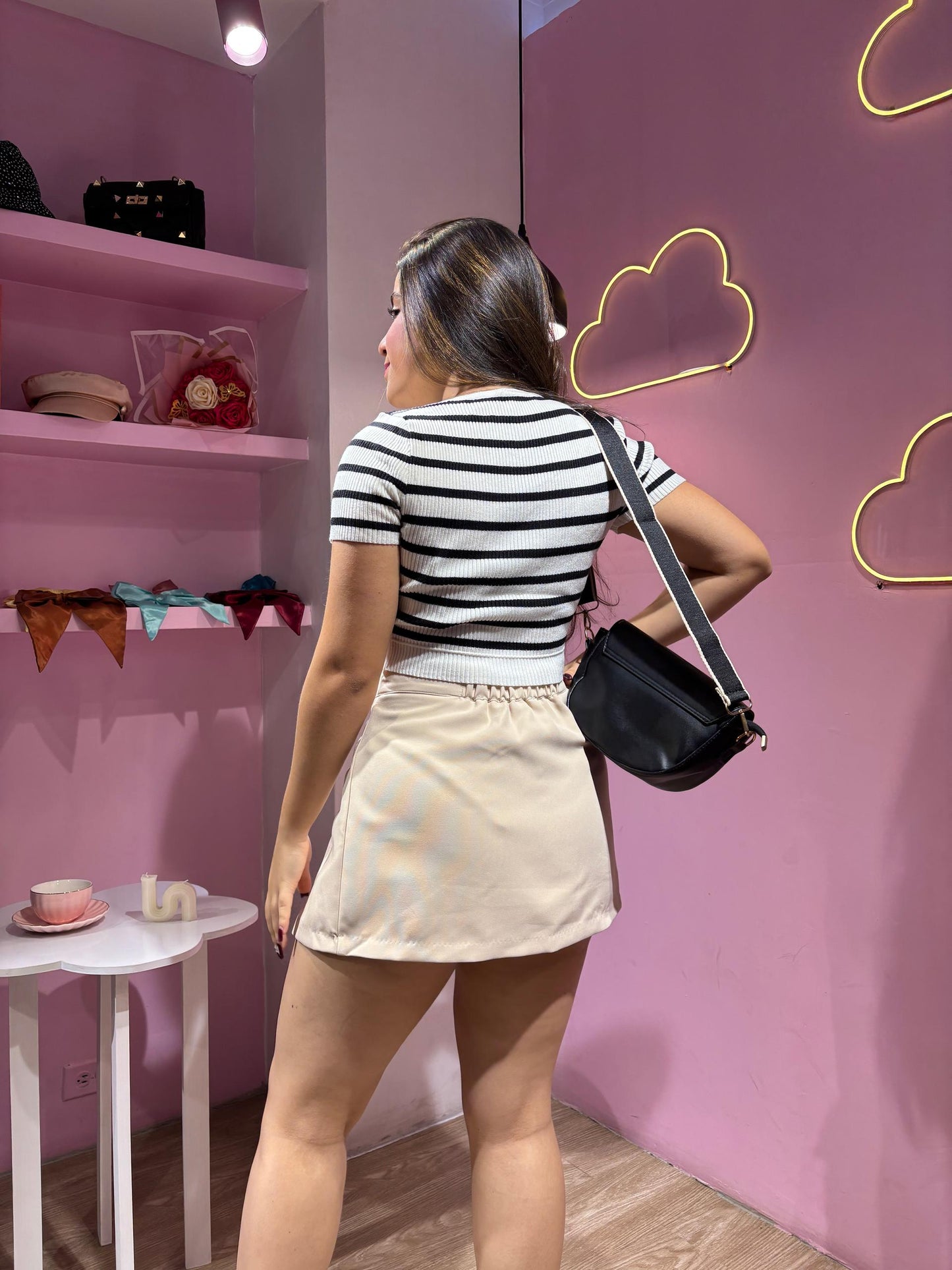Falda short de vestir beige con abertura