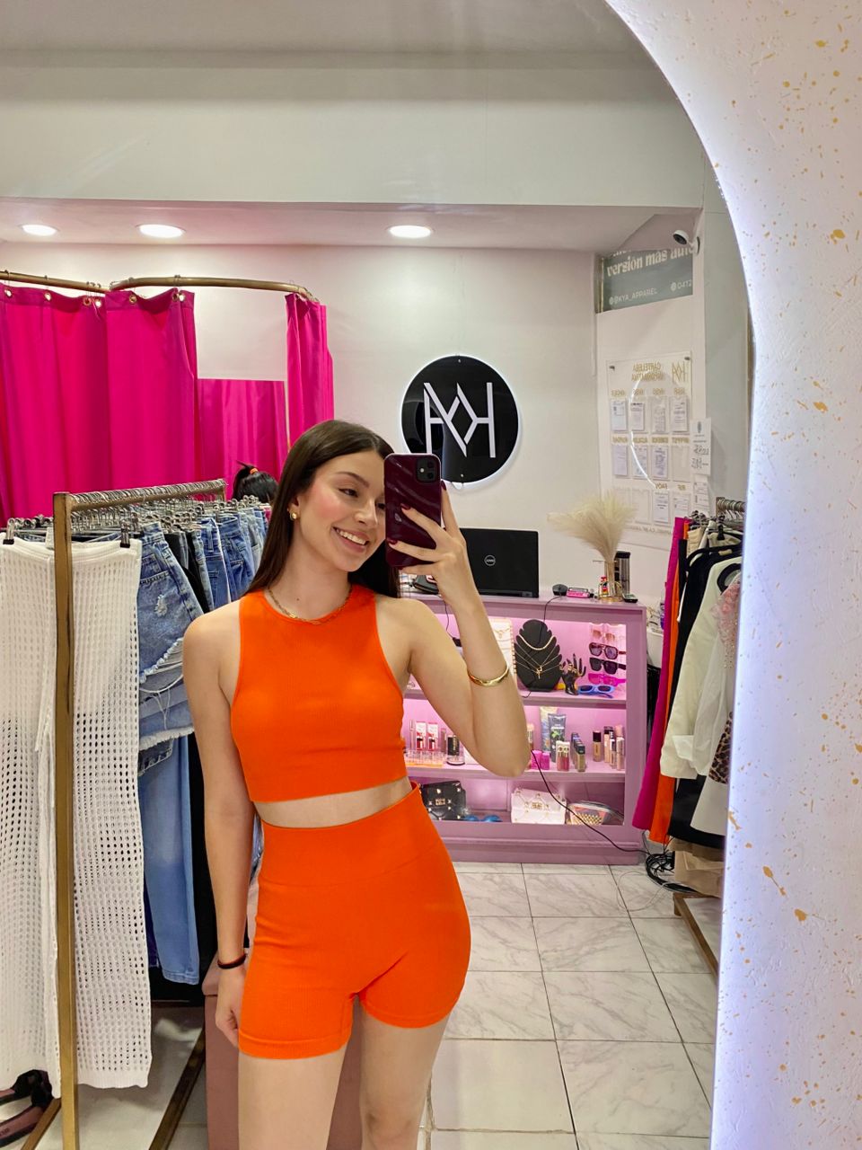 Set deportivo de short y top halter naranja
