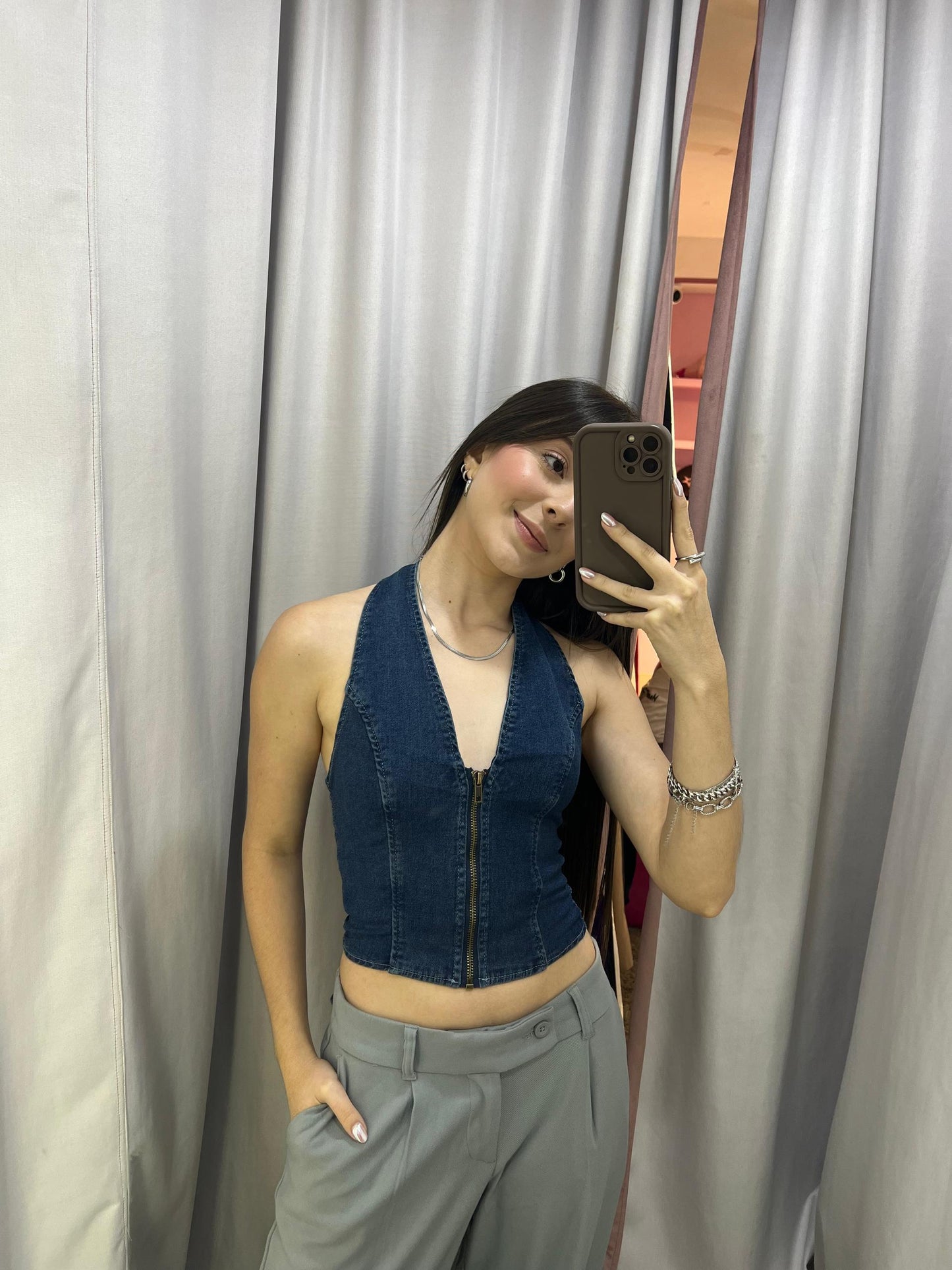 Top de tirantes al cuello de denim oscuro y cierre frontal