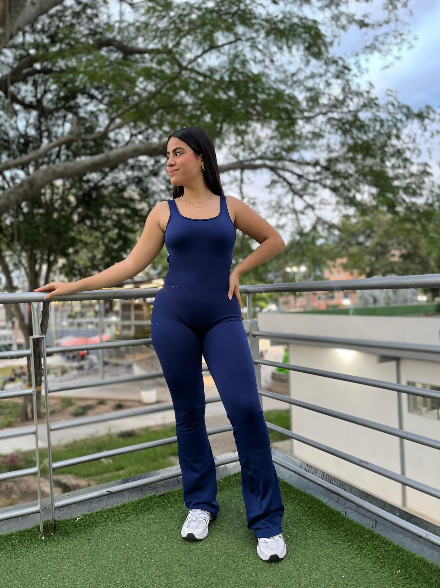 Enterizo deportivo sin mangas, espalda descubierta y efecto push up acampanado azul marino