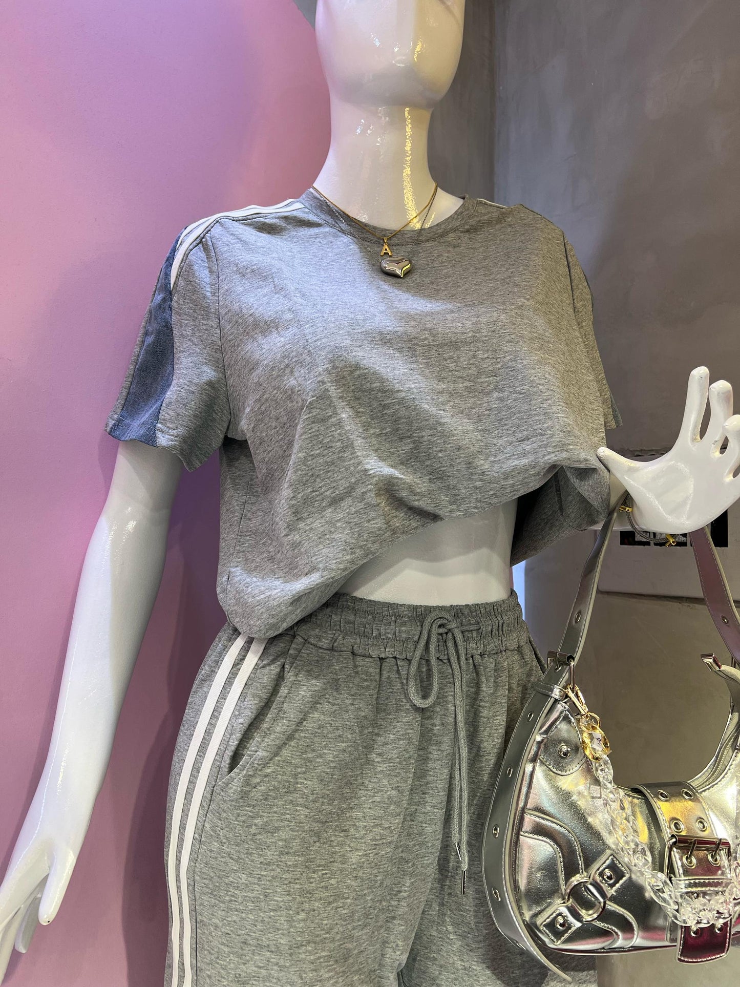 Set de jogger y tshirt gris con denim