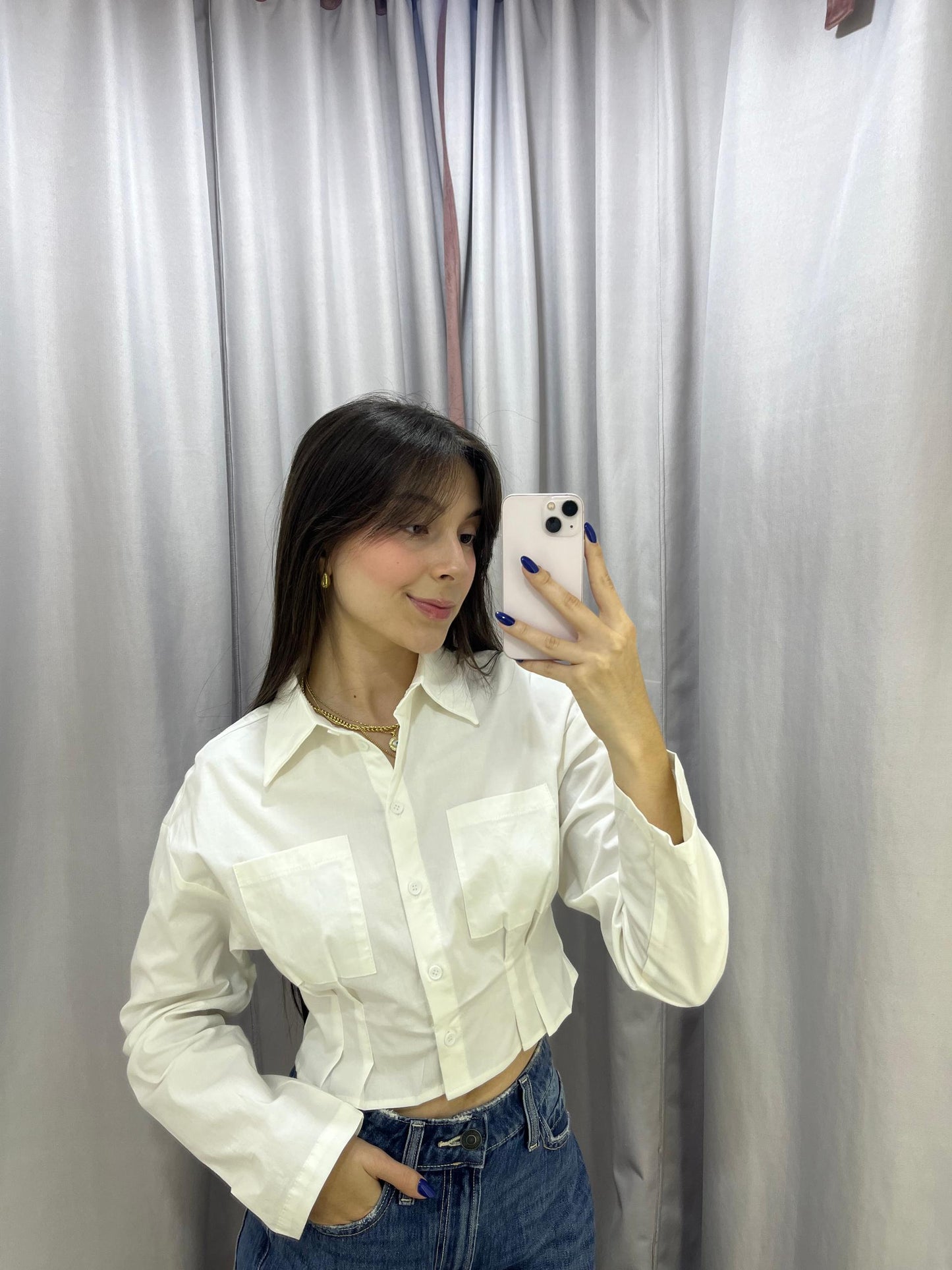 Camisa blanca de bolsillos delanteros