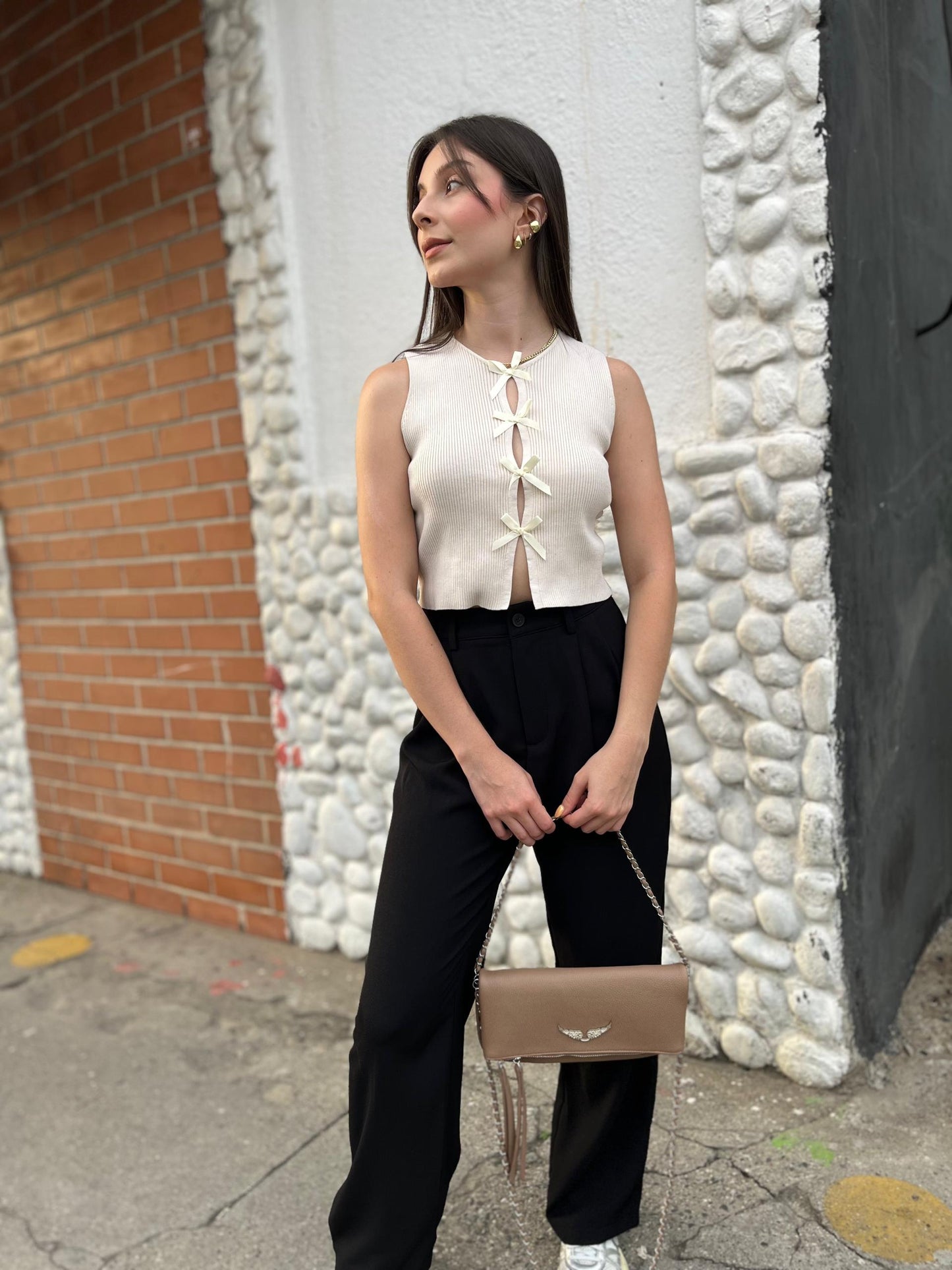 Top tejido se lazos delanteros crema