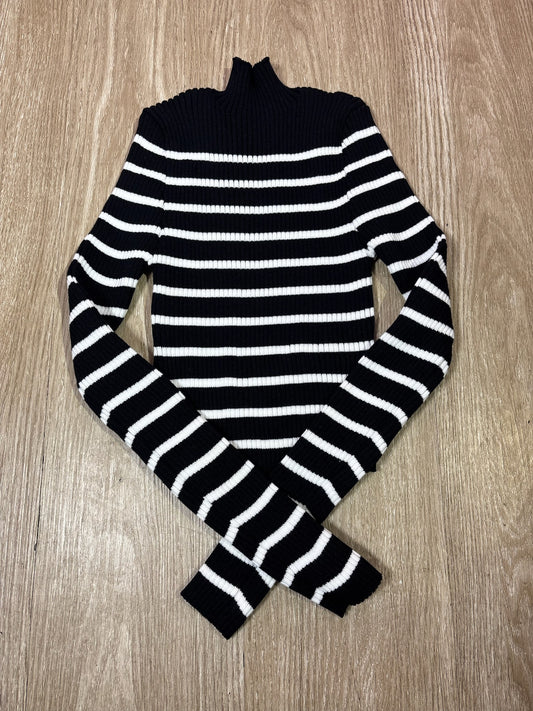 Sueter tejido negro de rayas blancas cuello alto