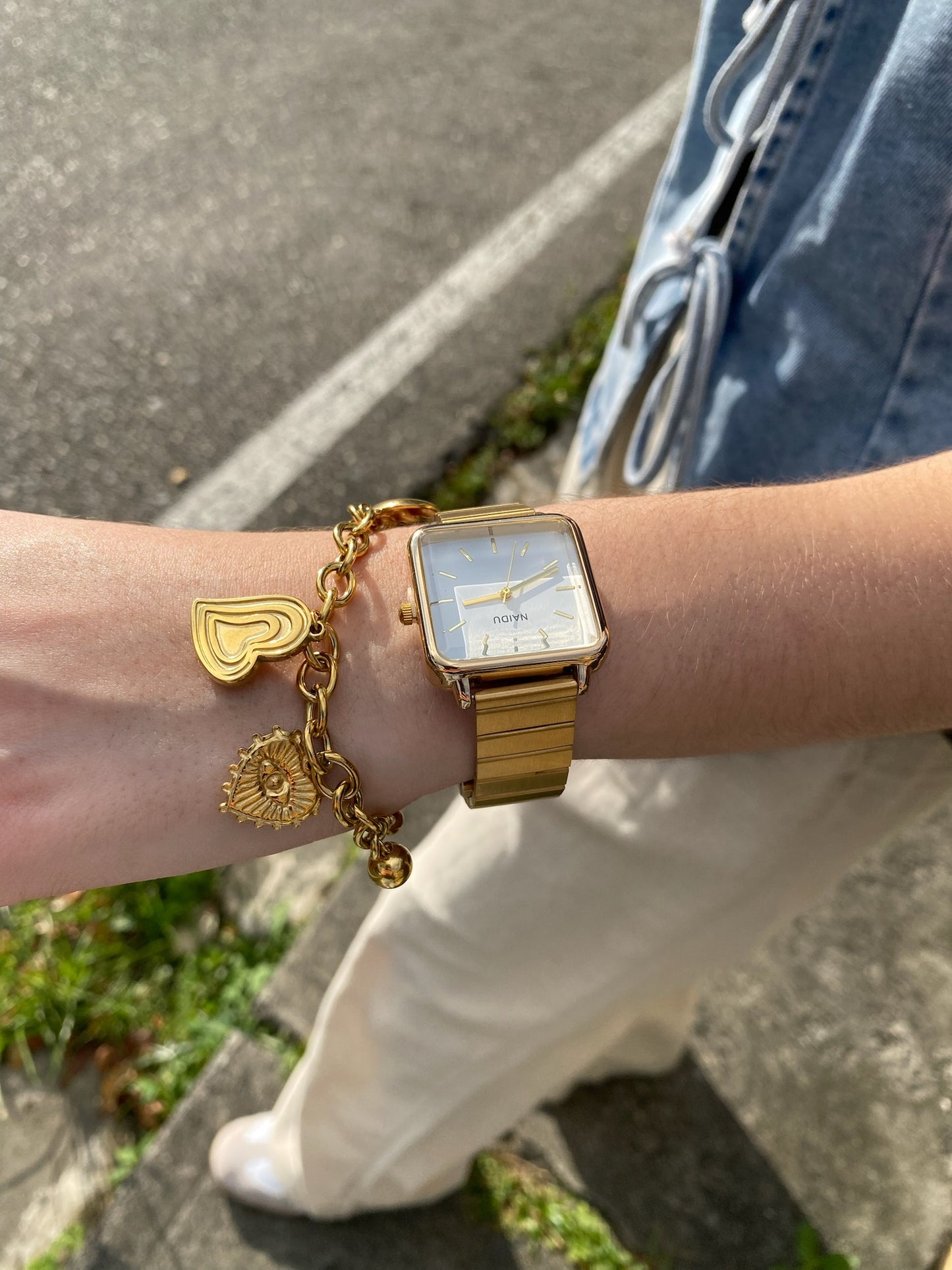 Reloj cuadrado blanco con dorado