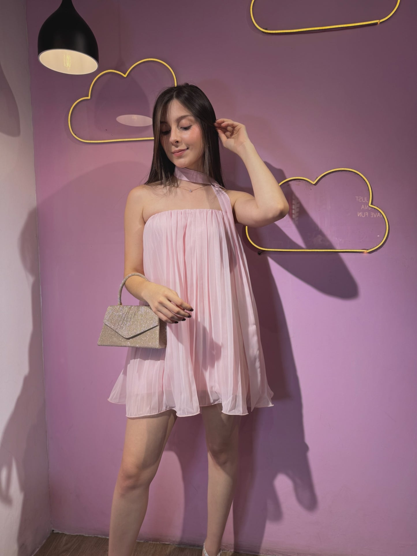 Vestido strapples rosa pastel de chifon plisado