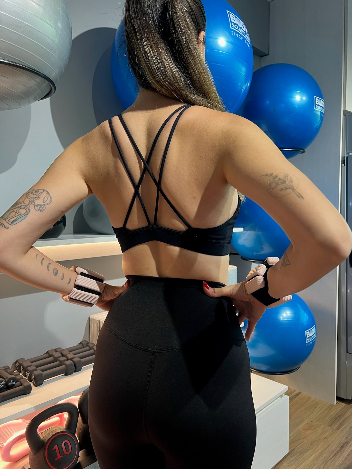 Top de tirantes cruzados en la espalda de pretina corta deportivo negro