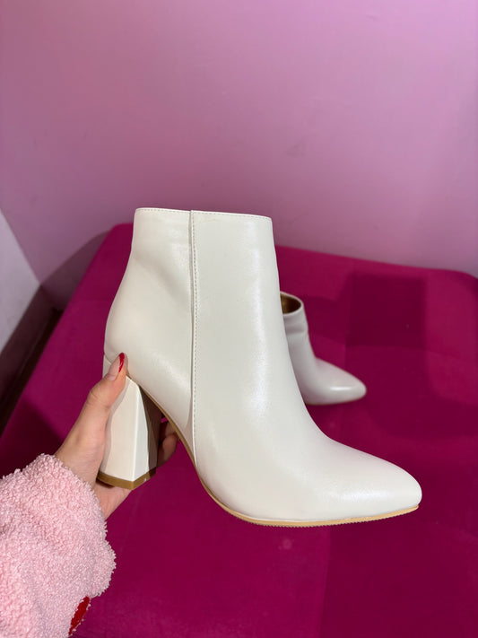 Botines stiletto blancos tacón grueso