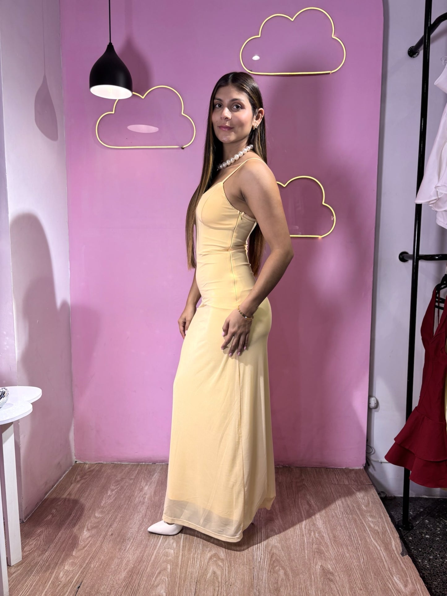 Vestido largo de copas amarillo pastel de malla