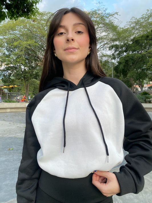 Hoodie blanco de mangas y capucha negra