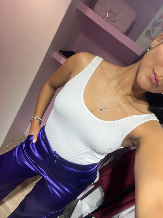 Pantalón cargo de satén violeta con broche