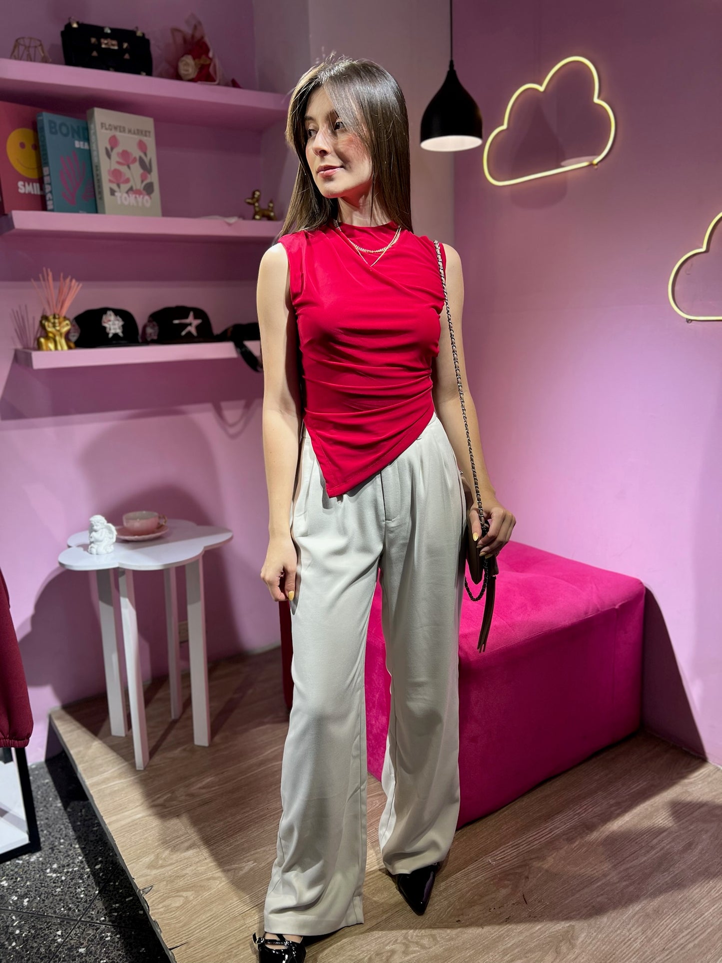 Top de malla asimétrico cuello alto vino